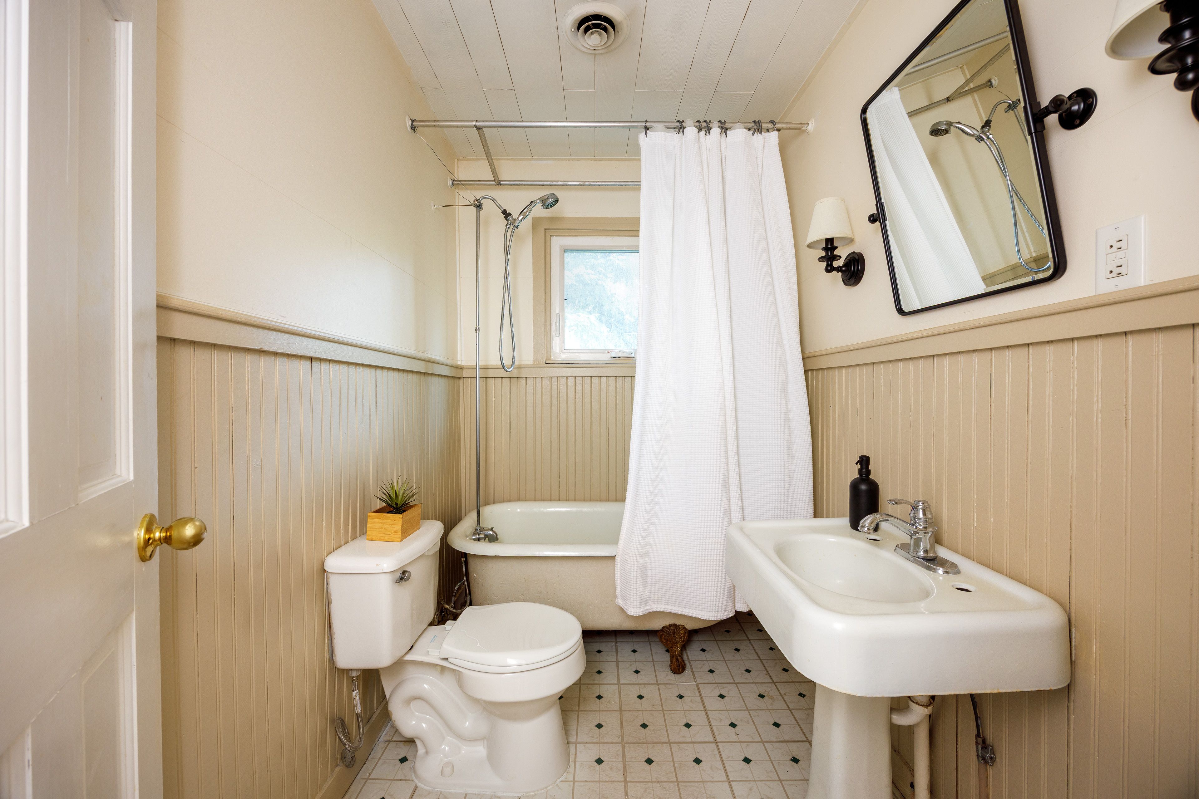Full Bathroom | 2nd Floor | Towels Provided