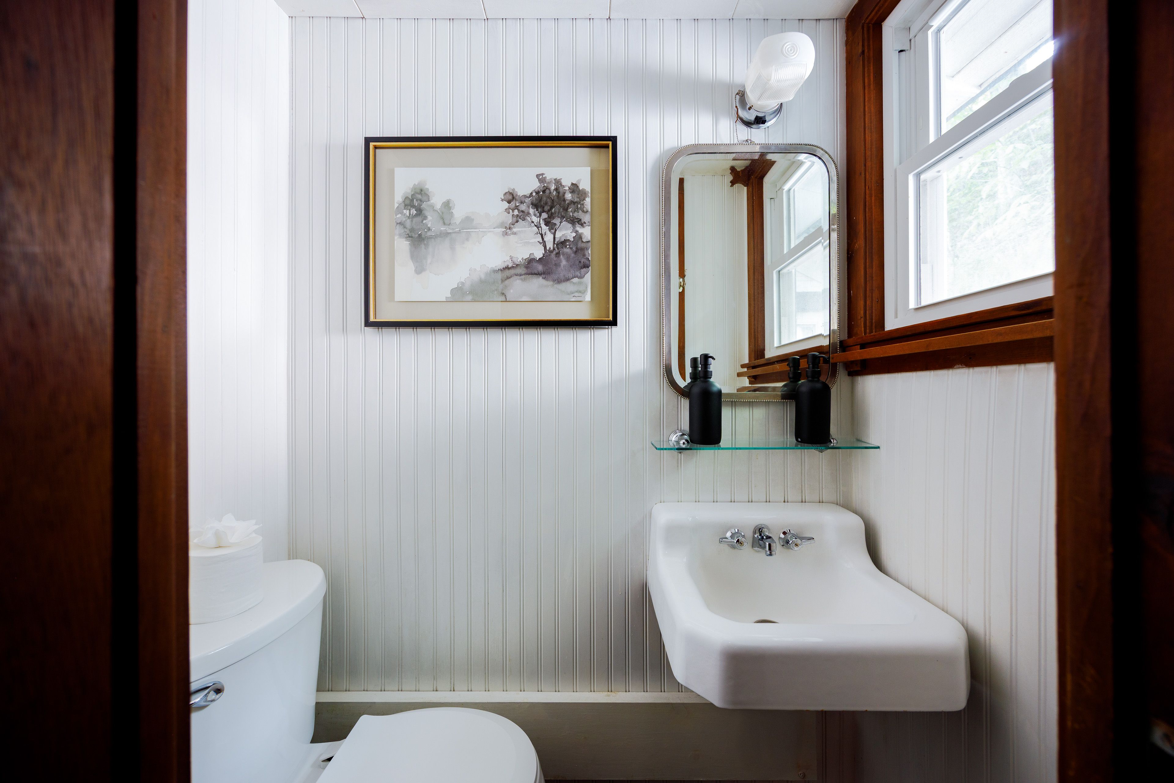 Half Bathroom | 1st Floor | Towels Provided