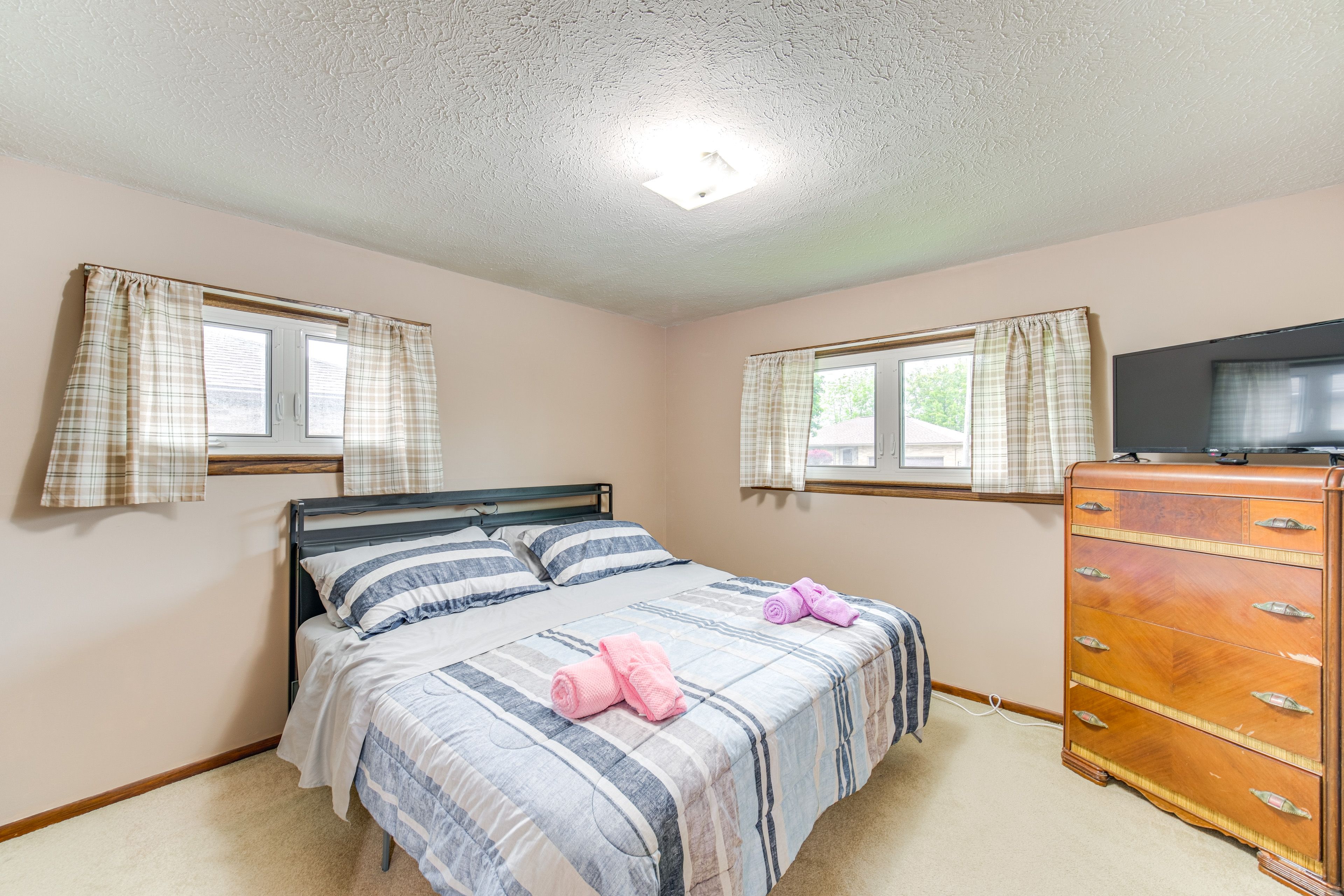 Bedroom 1 | King Bed | Linens Provided