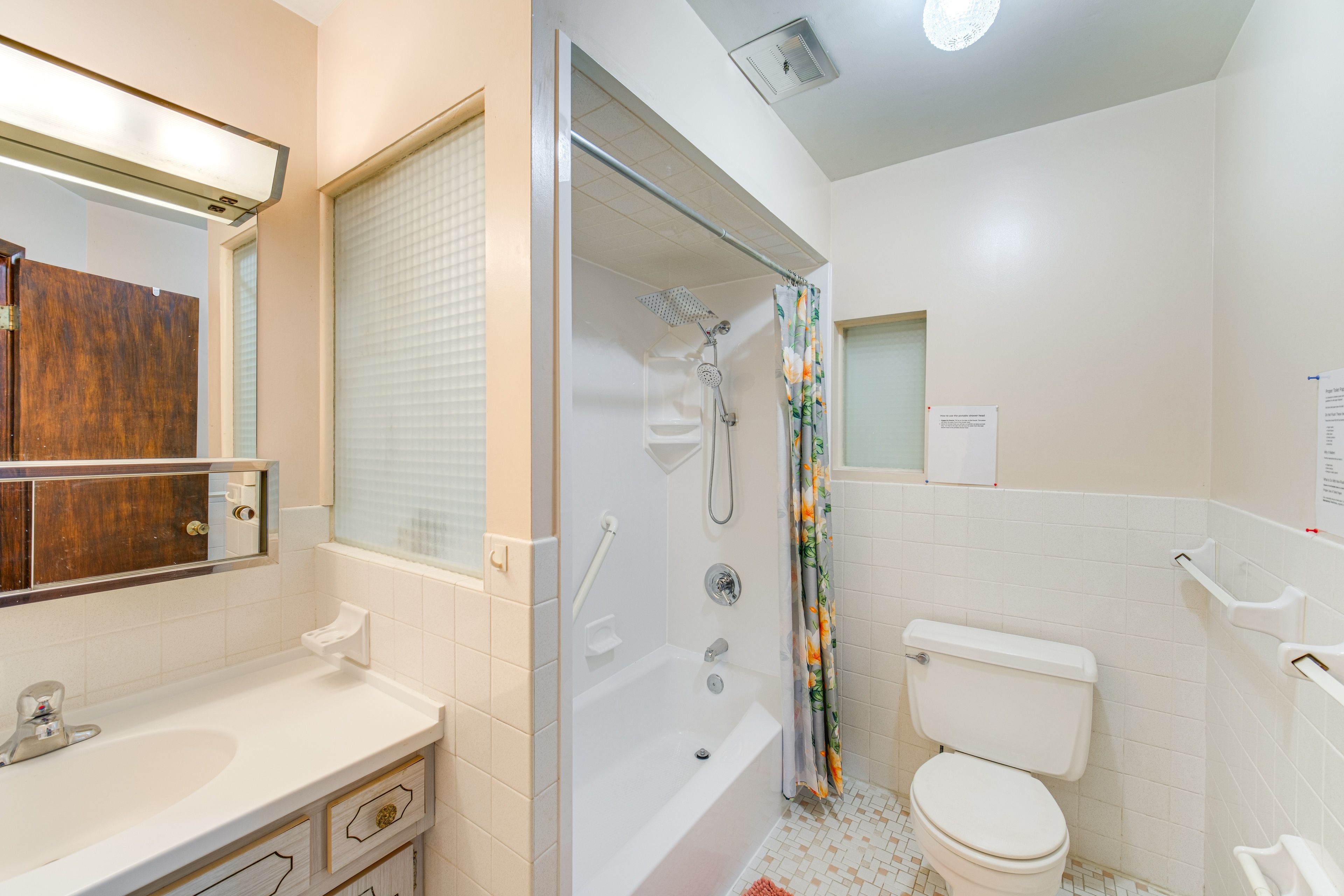 Full Bathroom | Towels Provided