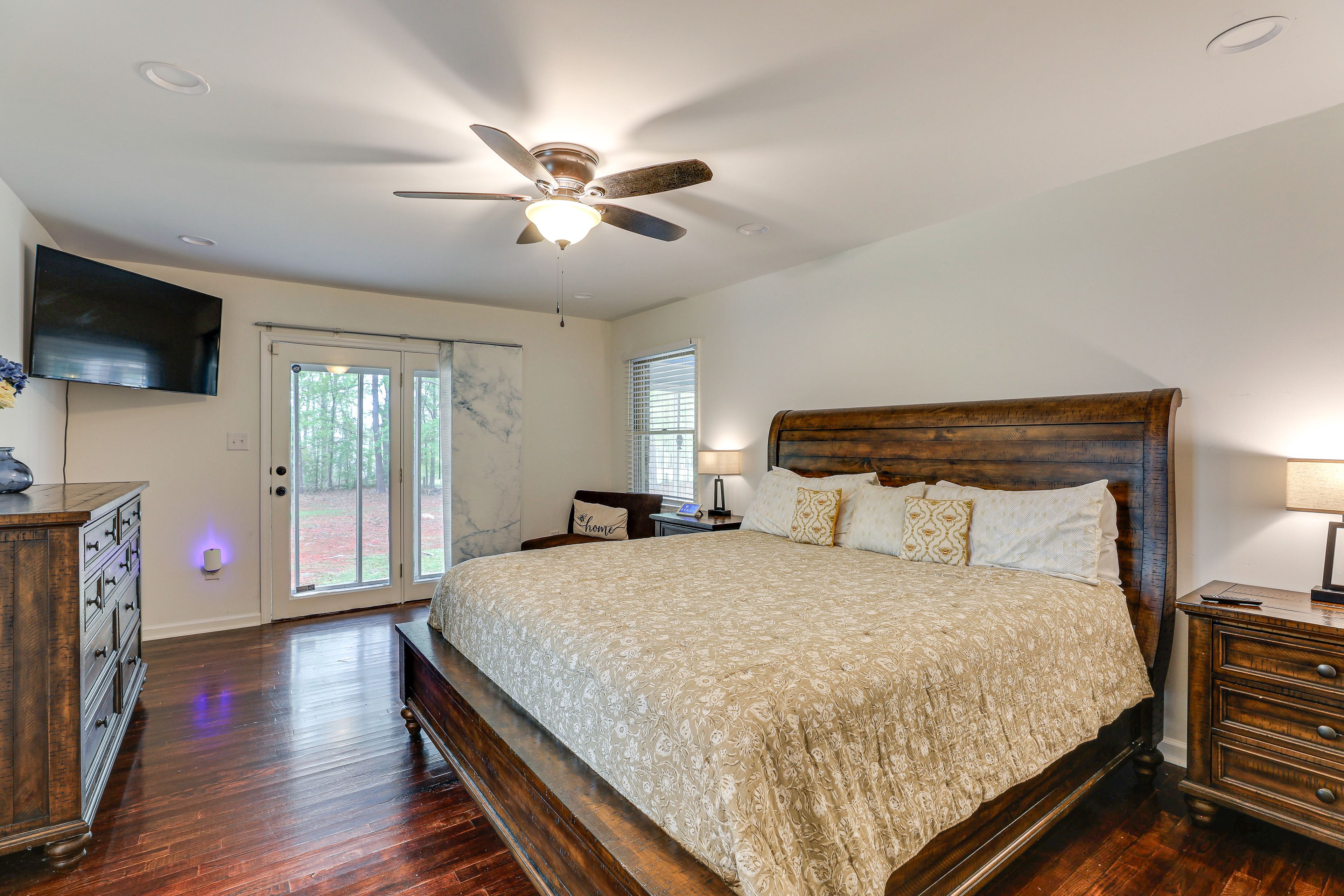 Bedroom 1 | King Bed | Smart TV | Linens Provided