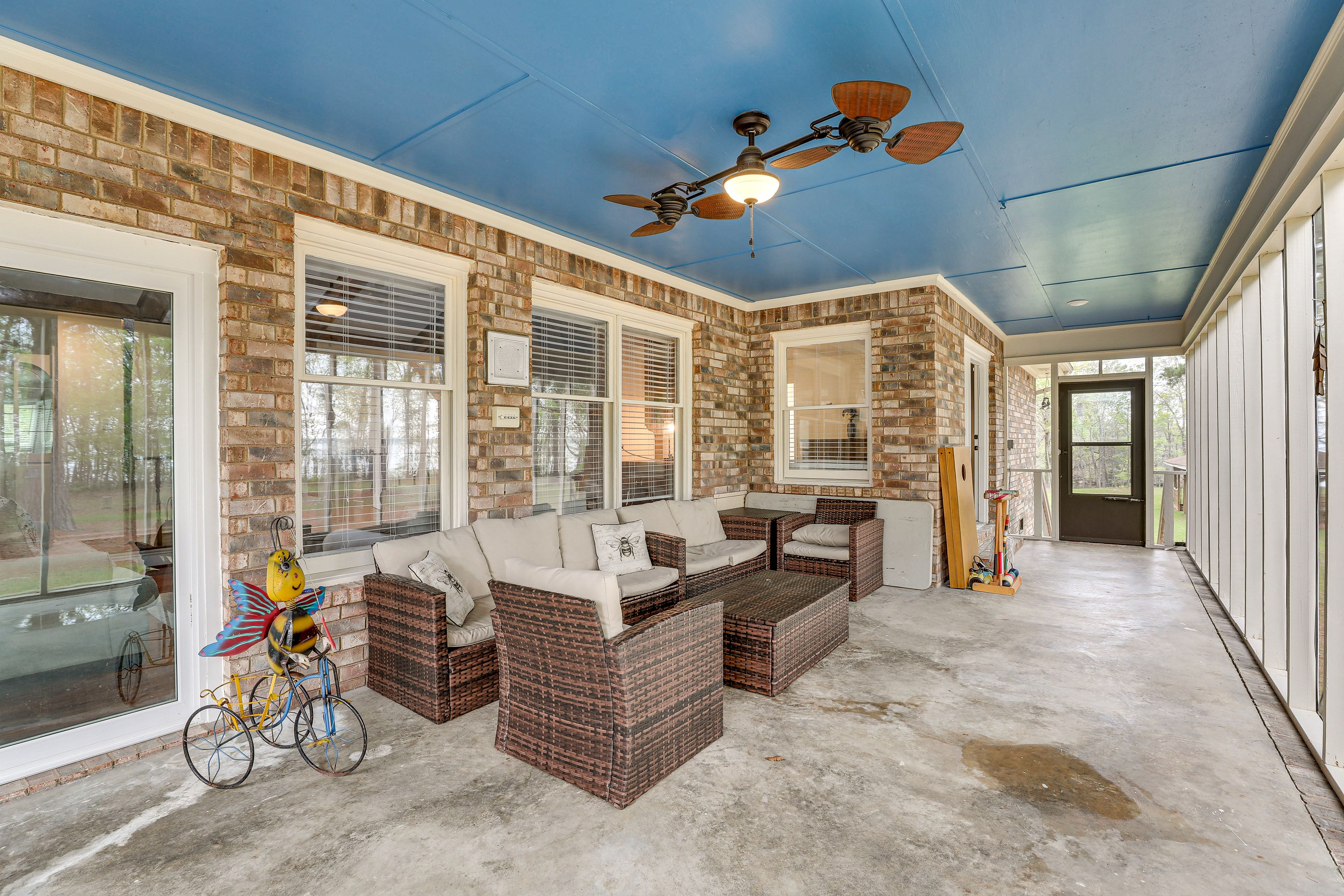 Screened Porch | Outdoor Seating w/ Lake View