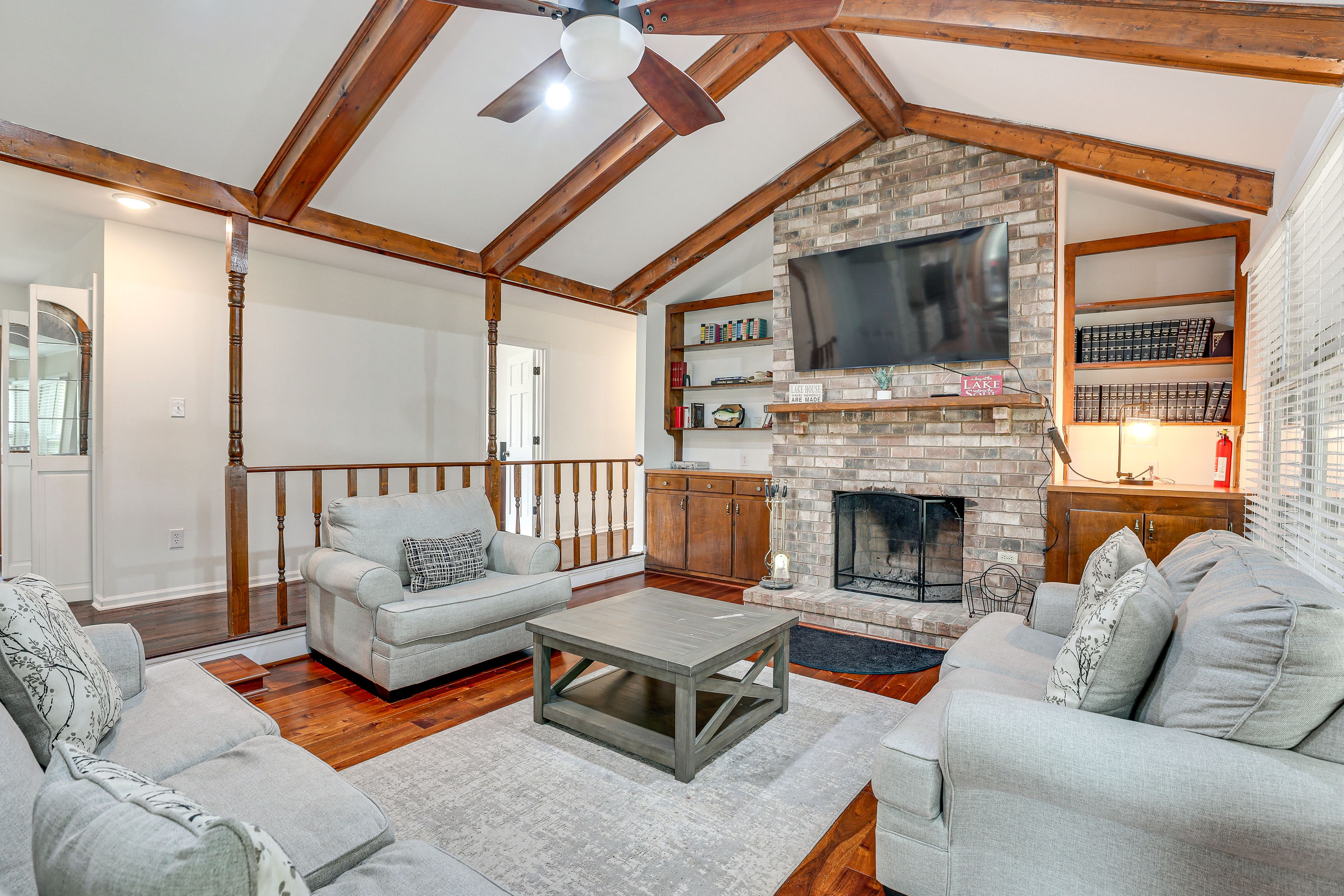 Living Room | Queen Sleeper Sofa | Smart TV | Free WiFi | Wood-Burning Fireplace