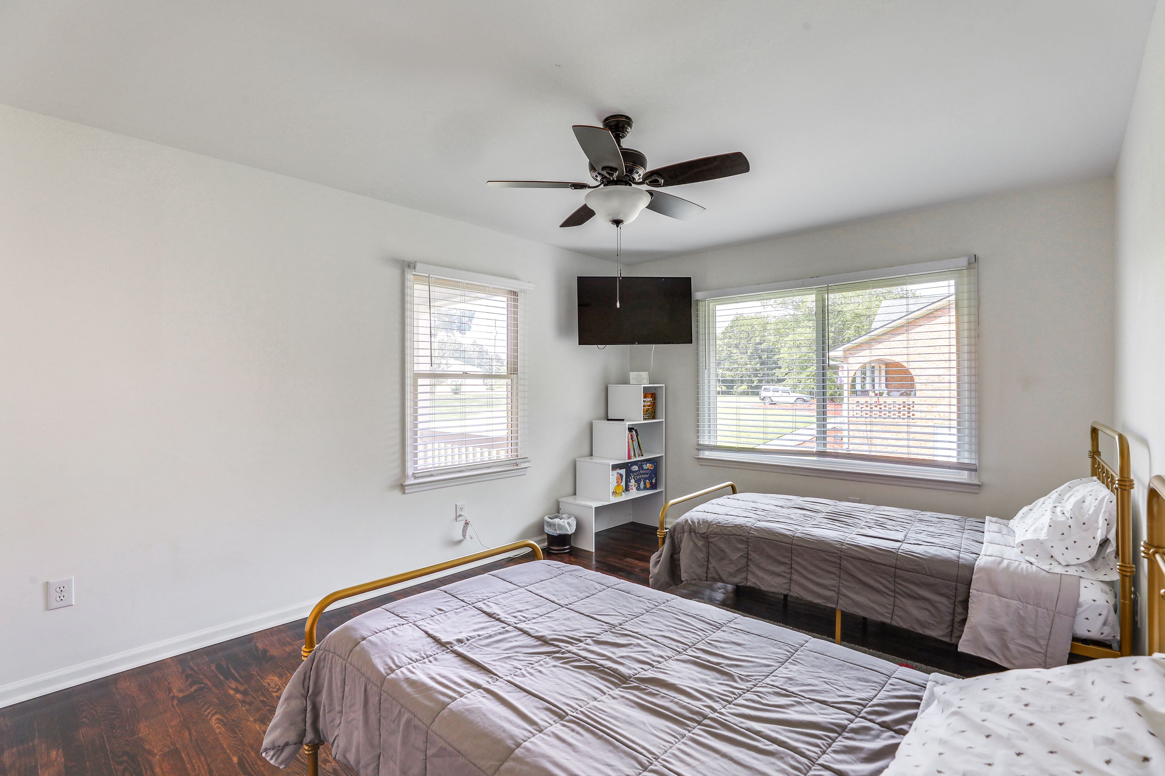 Bedroom 3 | 2 Twin Beds | Smart TV