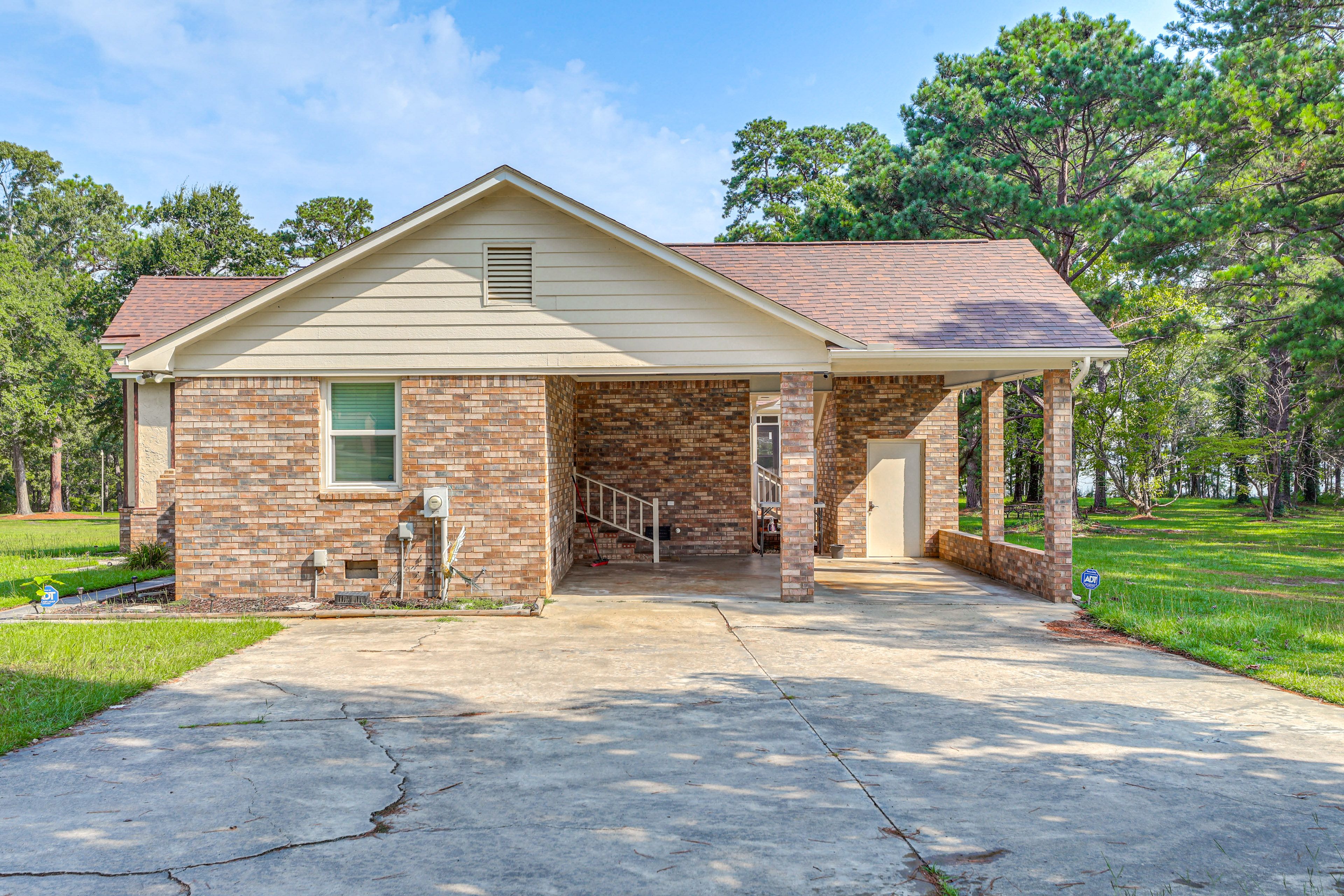 Parking | Driveway (6 Vehicles)