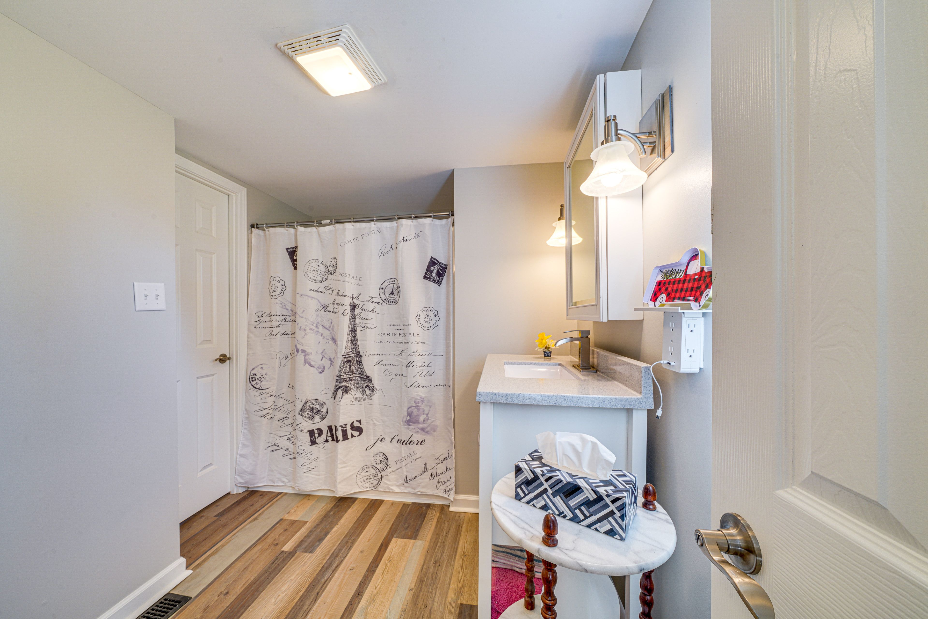 Full Bathroom | Towels Provided