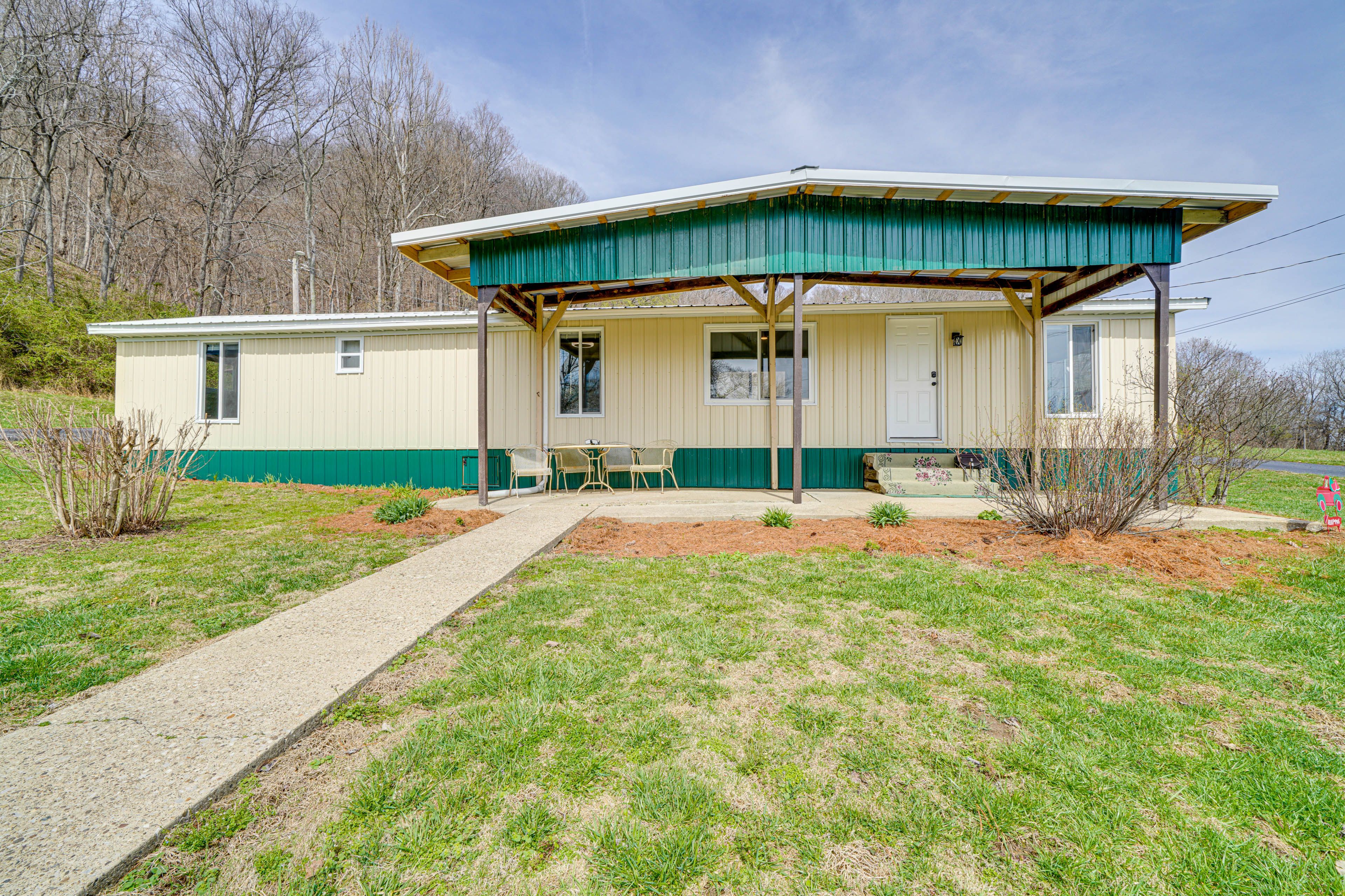 New Albany Vacation Rental | 2BR | 1BA | 900 Sq Ft | 4 Steps to Enter