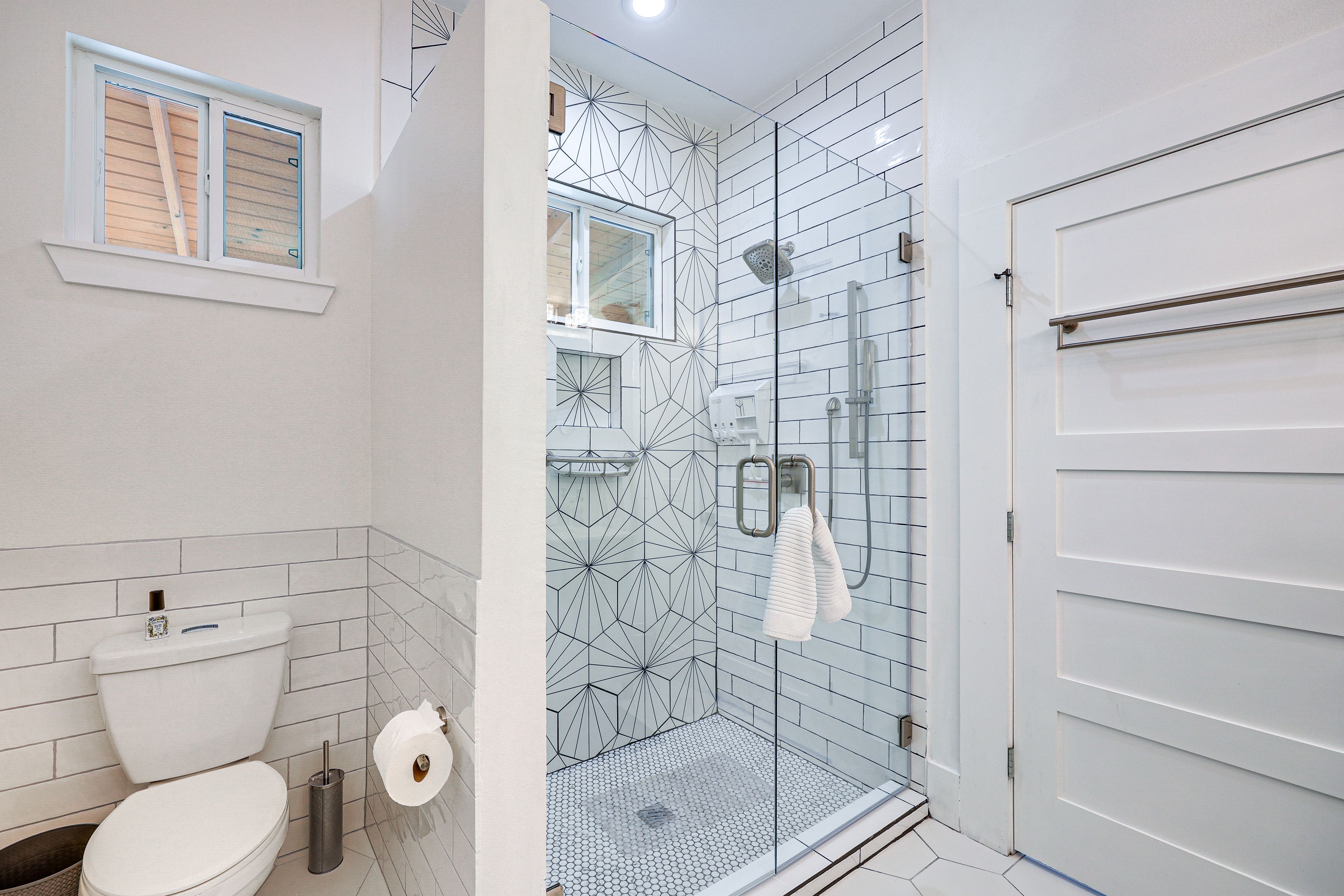 En-Suite Bathroom | 1st Floor | Towels Provided | Walk-In Closet