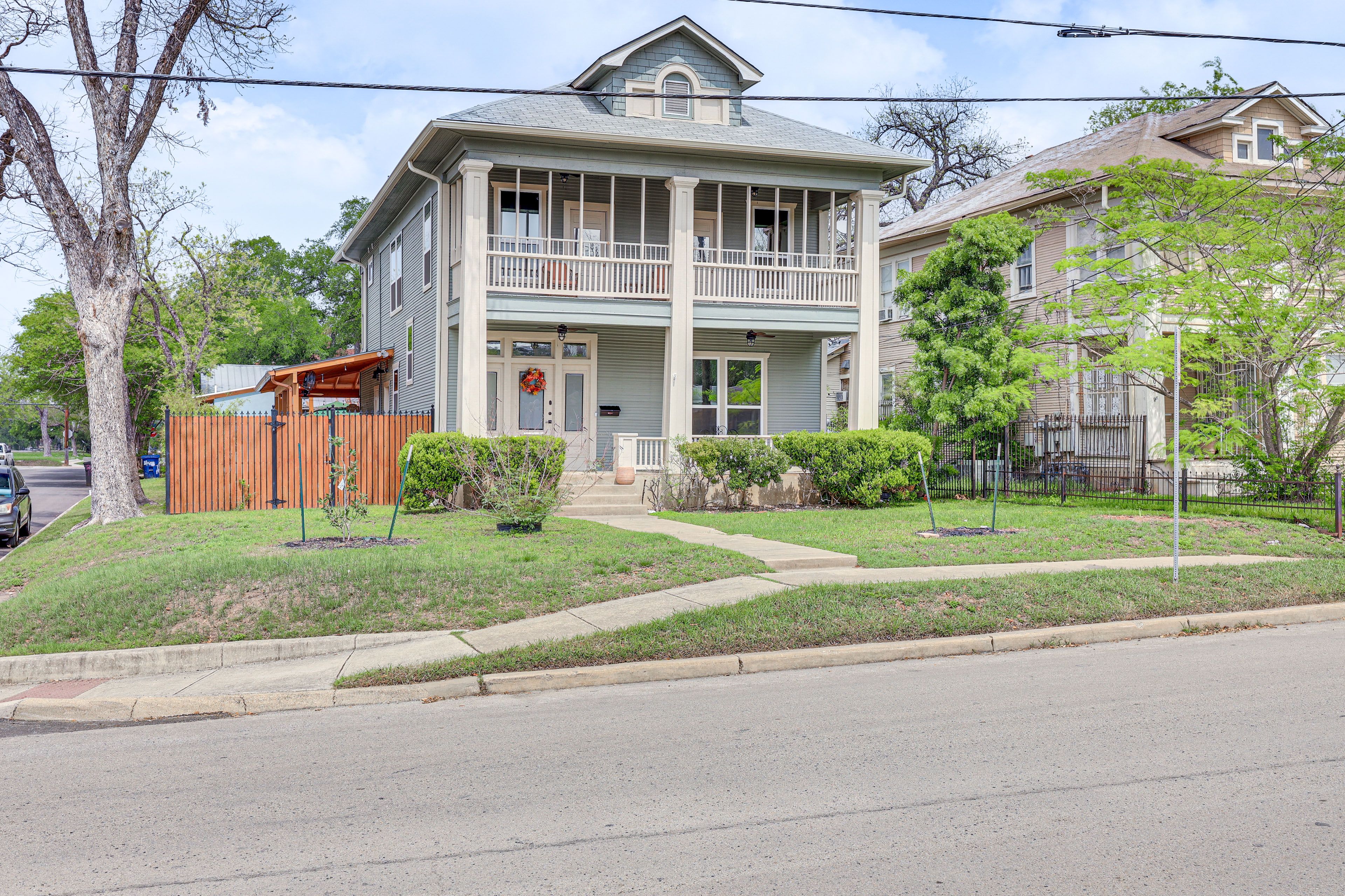 2-Story House | Self Check-In | Walk to the DoSeum