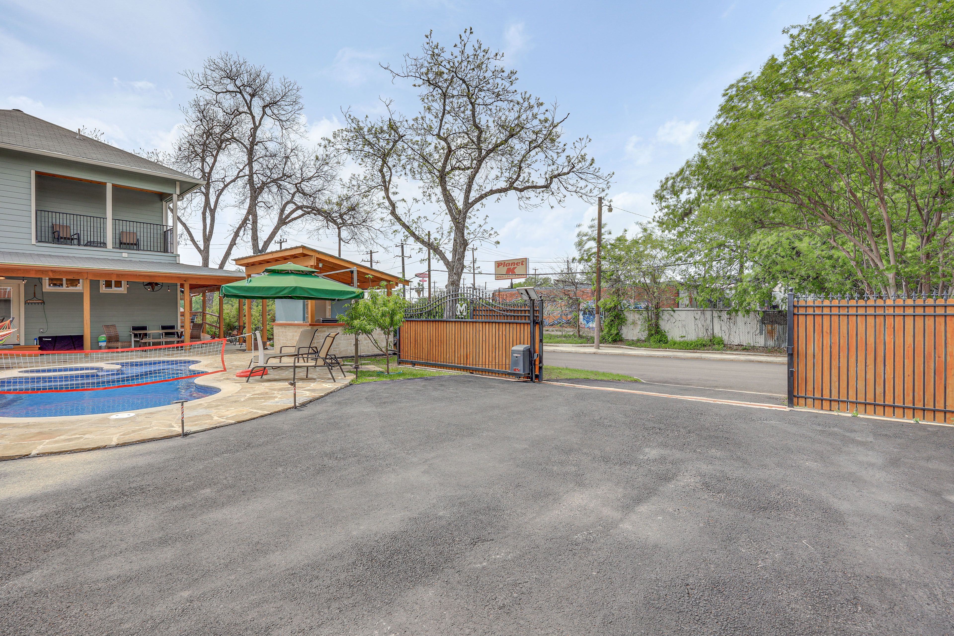 Parking | Driveway (3 Vehicles) | Free Street Parking (3 Vehicles)