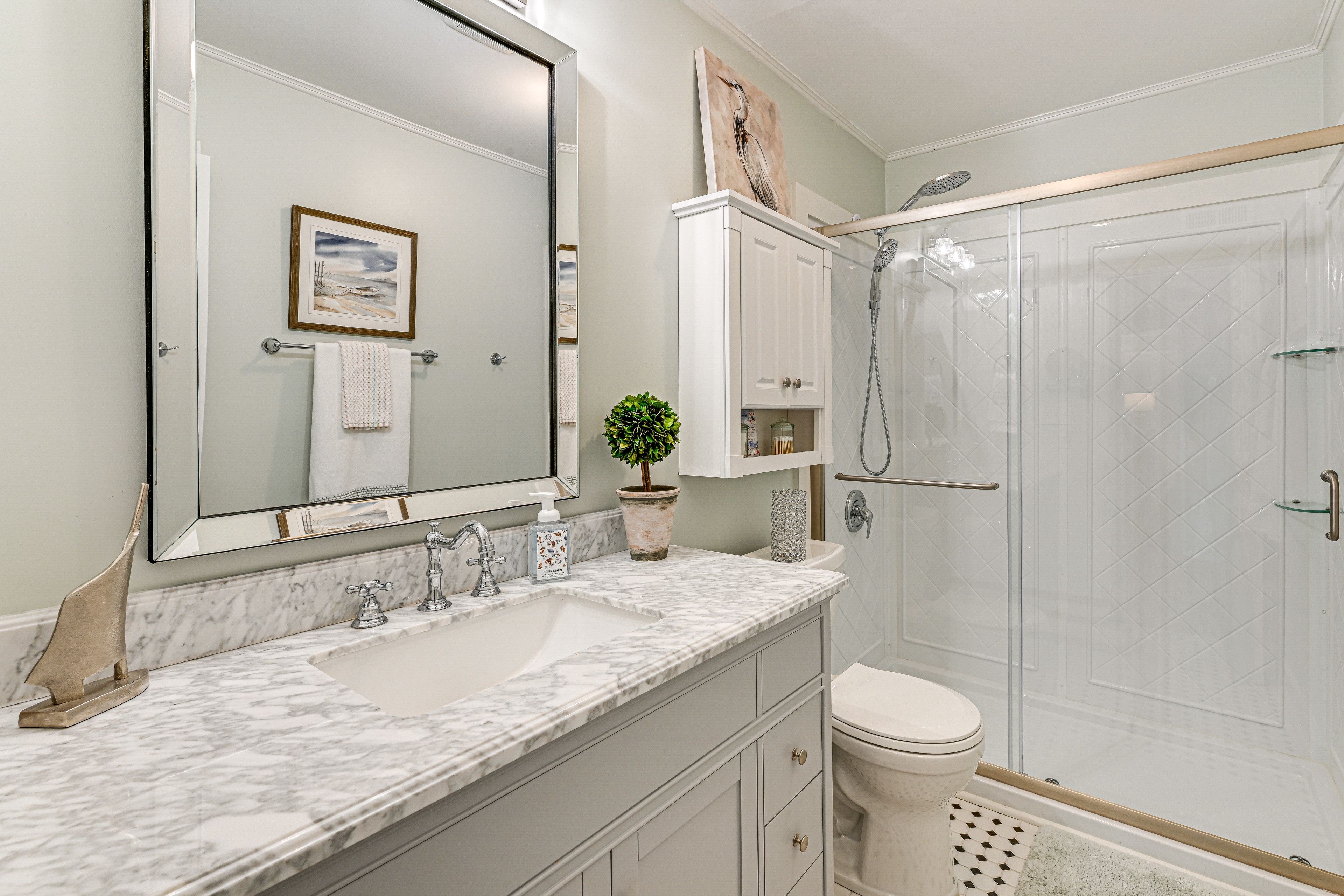 Full Bathroom | Towels Provided