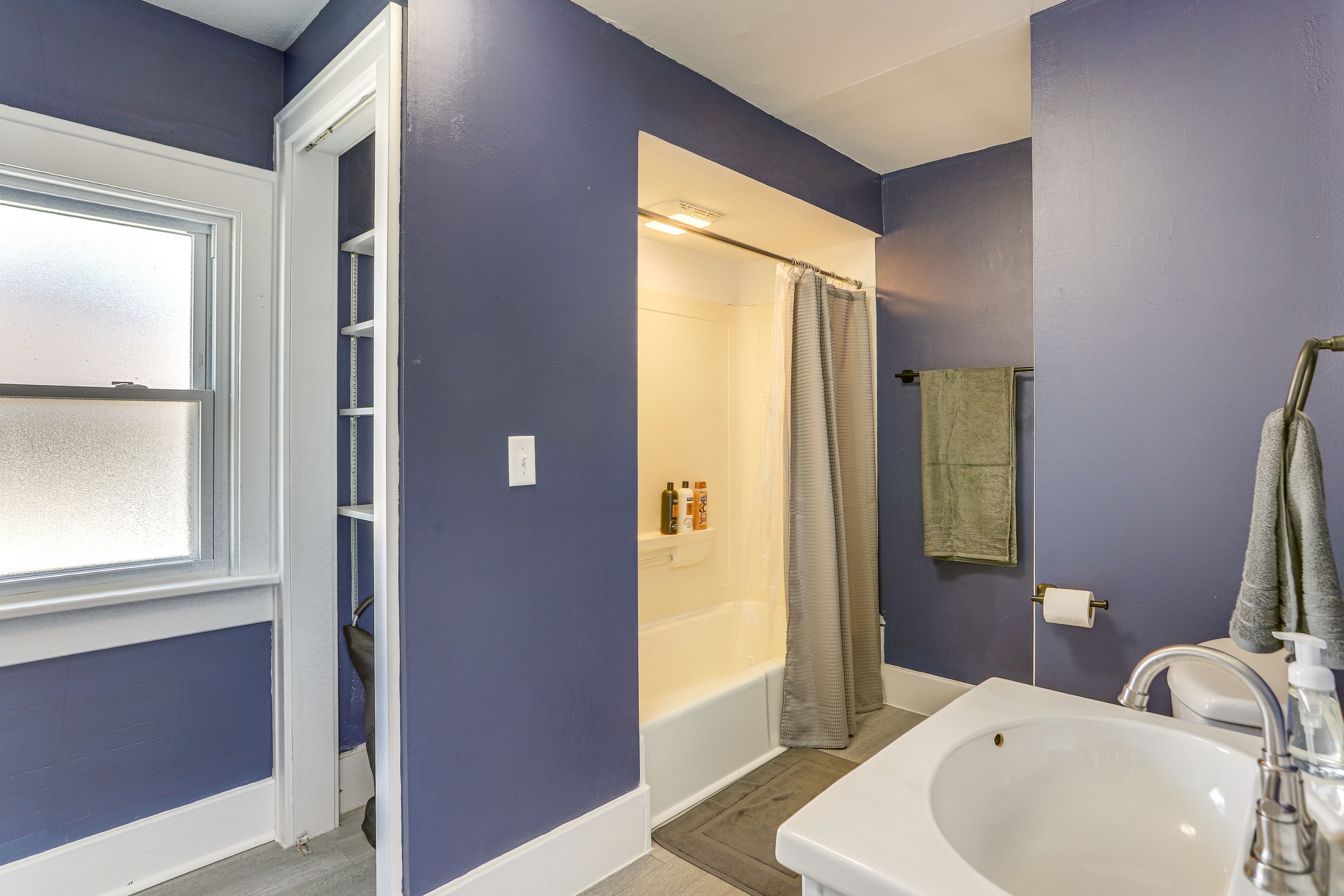 Full Bathroom | 2nd Floor | Towels Provided | Complimentary Toiletries