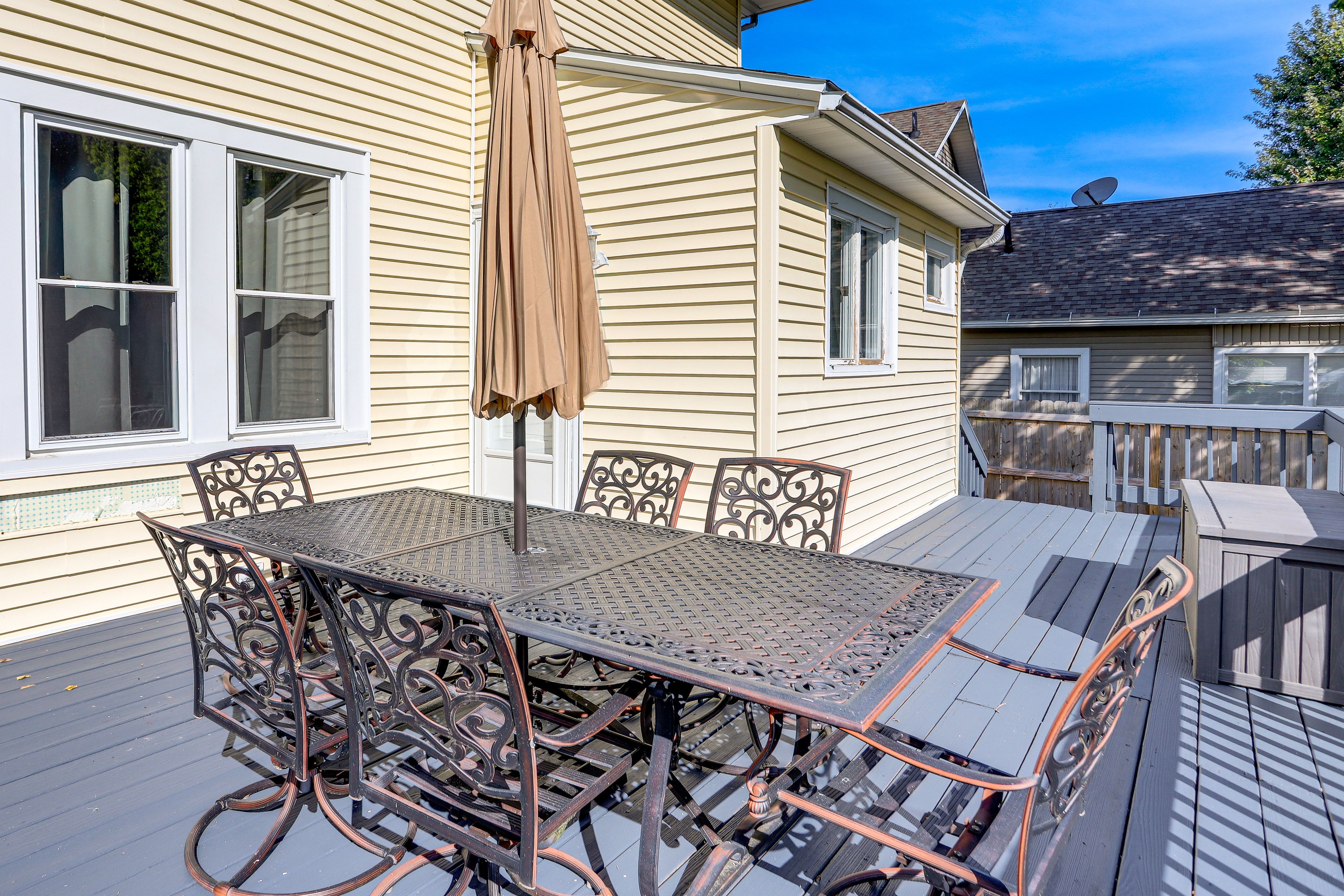 Deck | Dining Table | Charcoal Grill | Spacious Yard