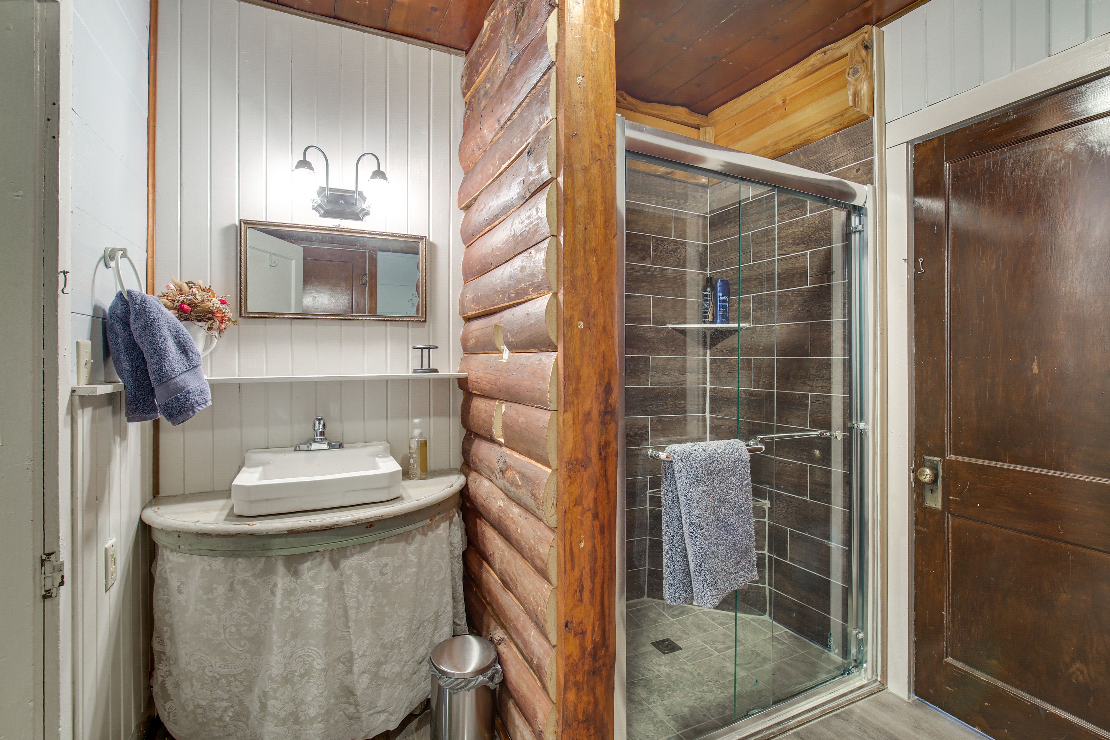 Full Bathroom | 1st Floor | Complimentary Toiletries | Towels Provided