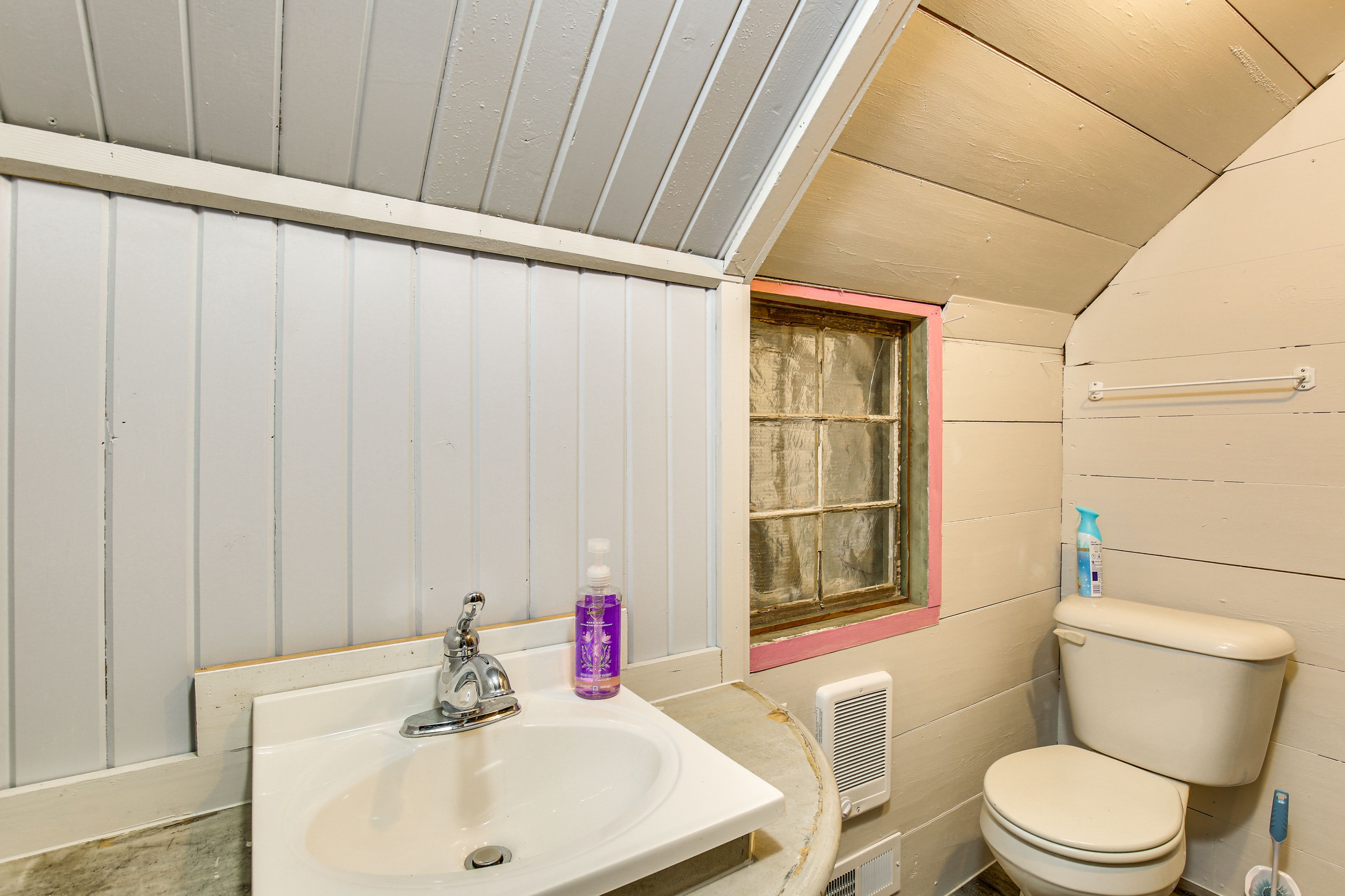 Full Bathroom | 2nd Floor