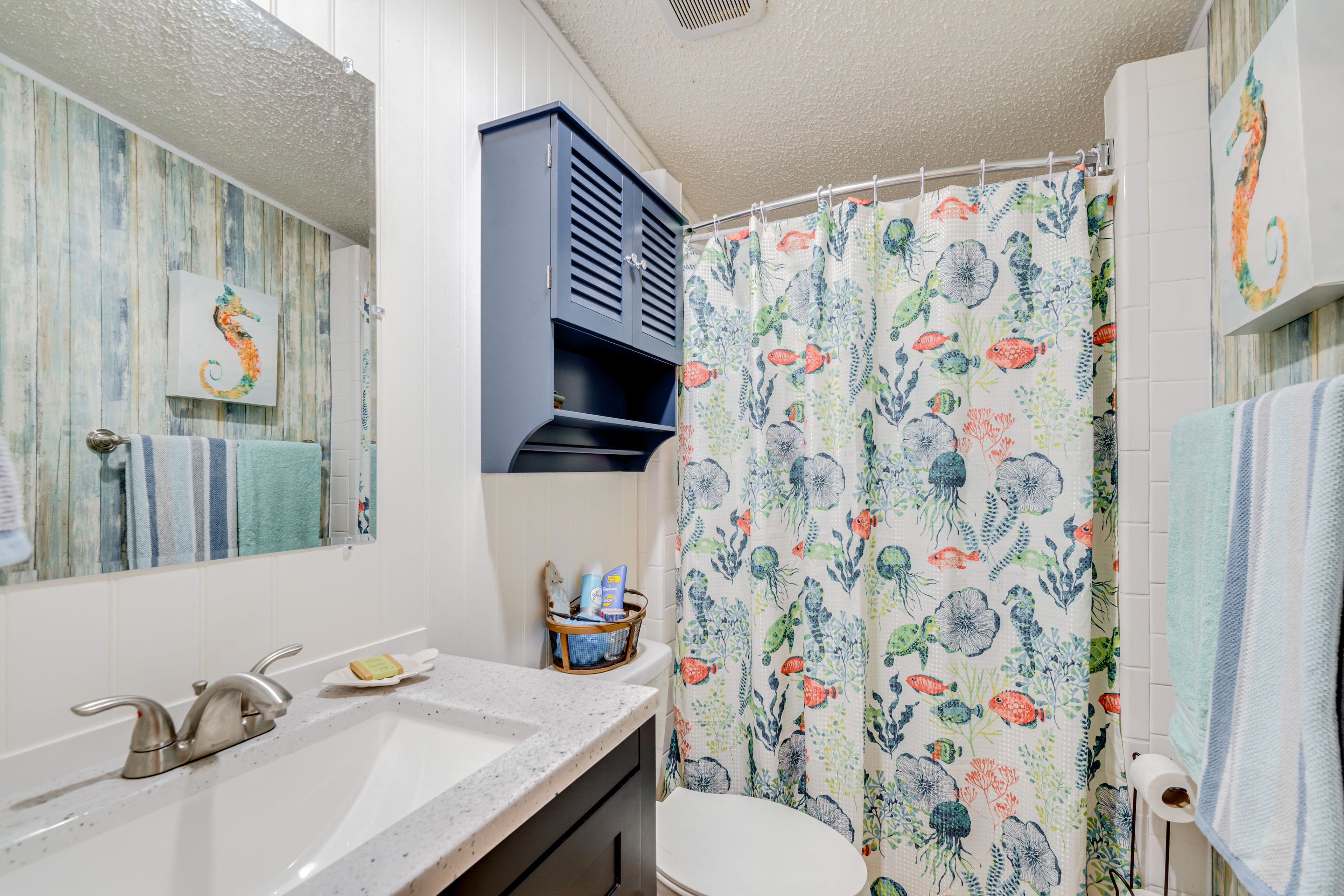Full Bathroom | Towels Provided