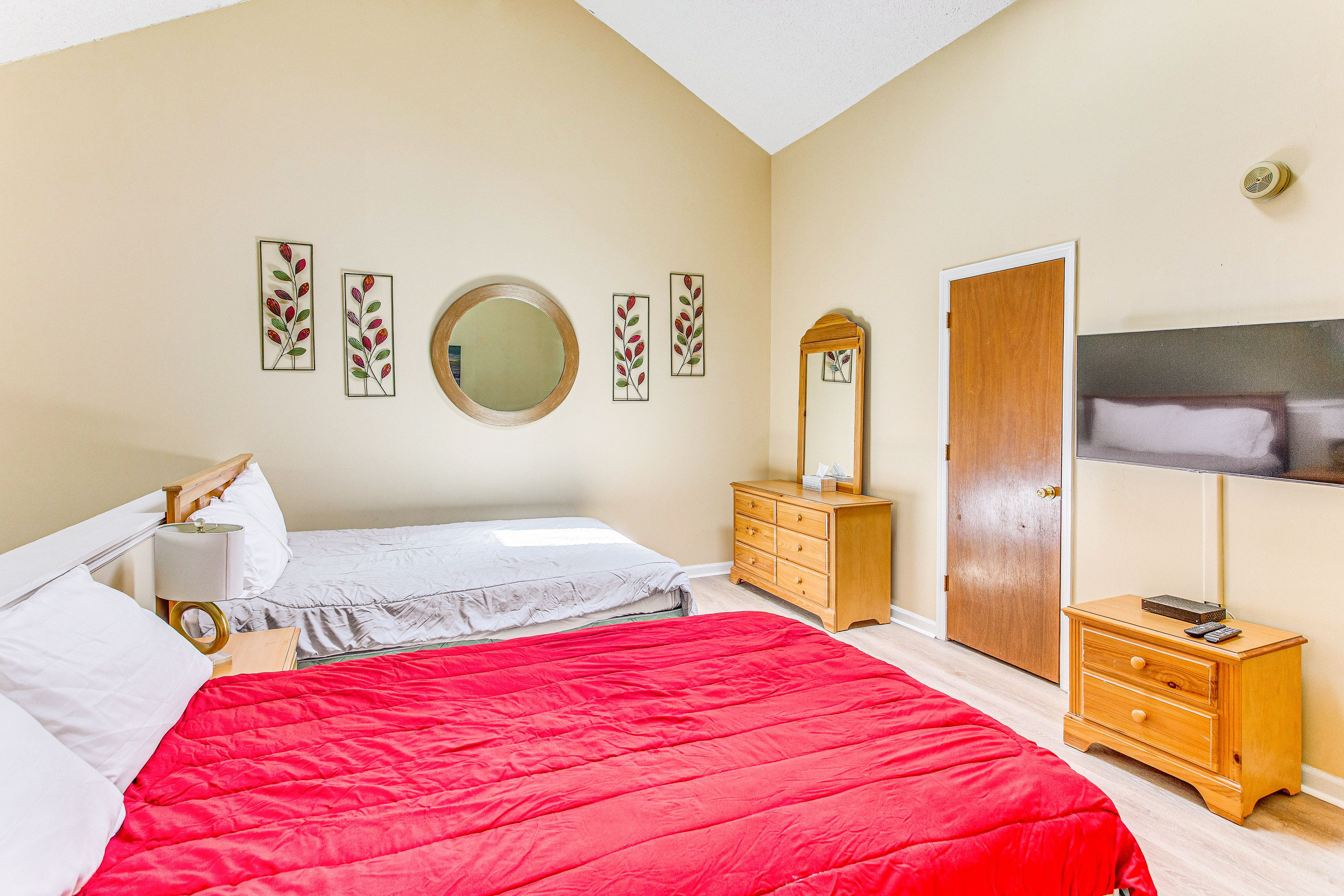 Loft | 2 Full Beds | 2nd Floor