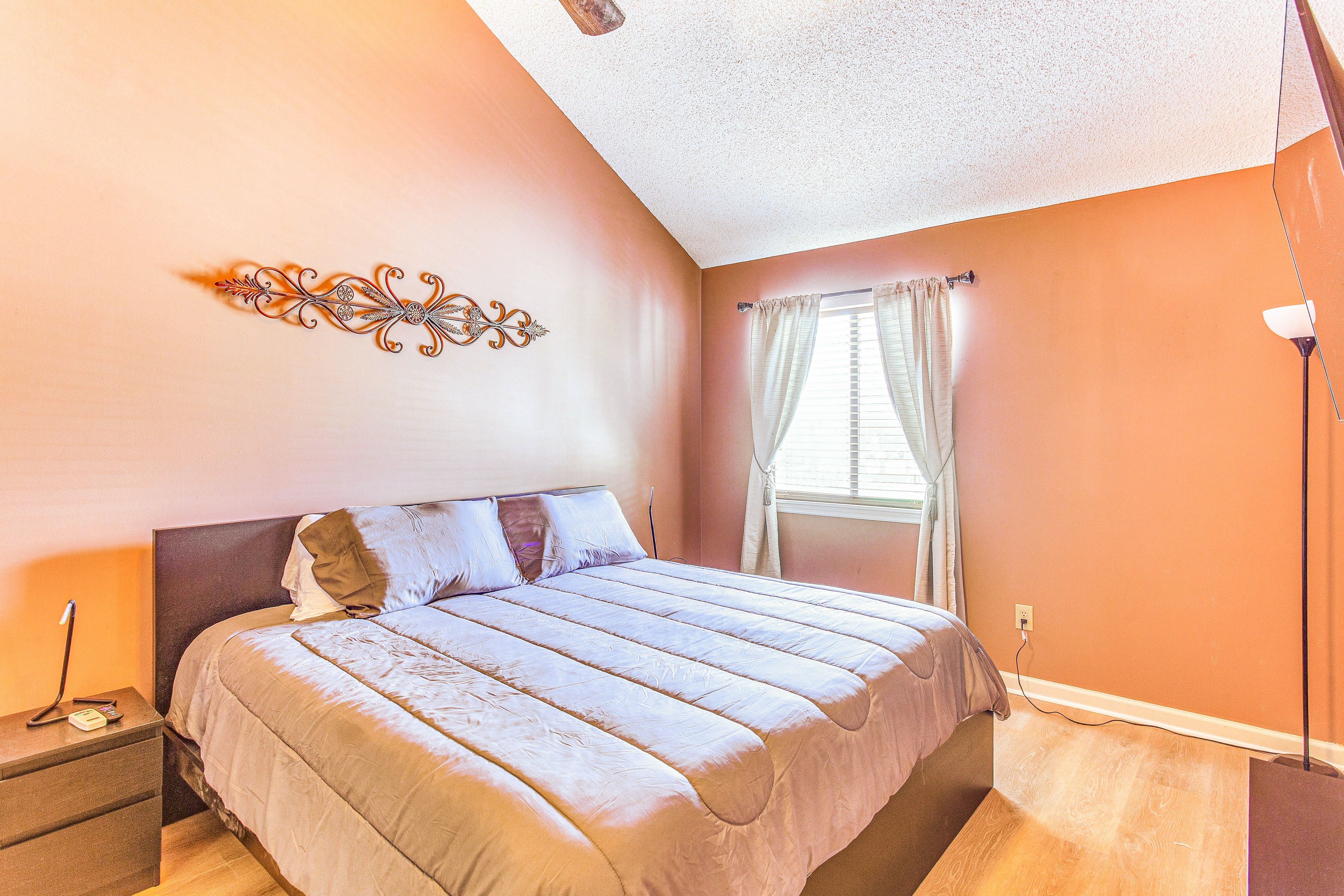 Bedroom | King Bed | 1st Floor
