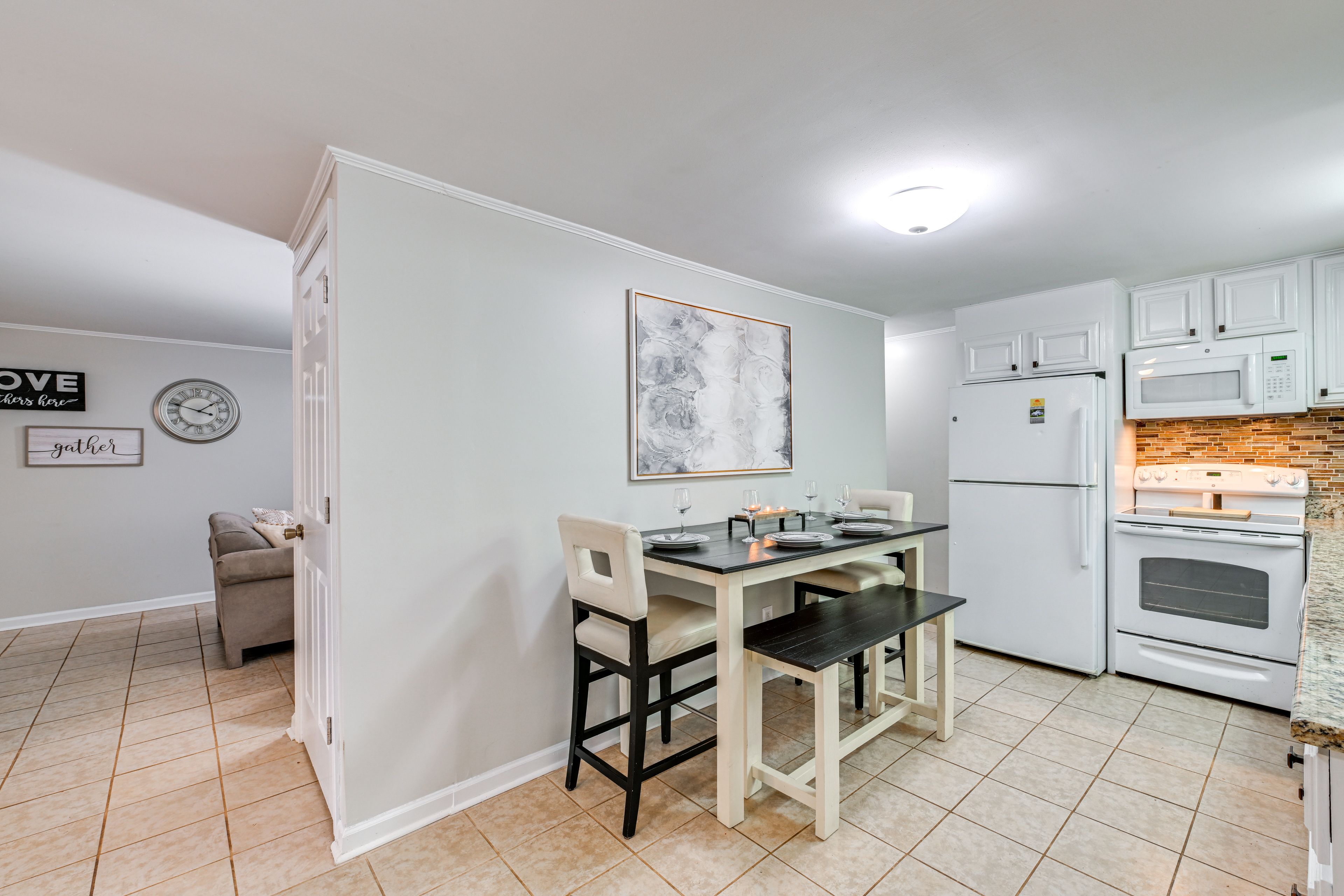 Dining Area | Dishware/Flatware Provided