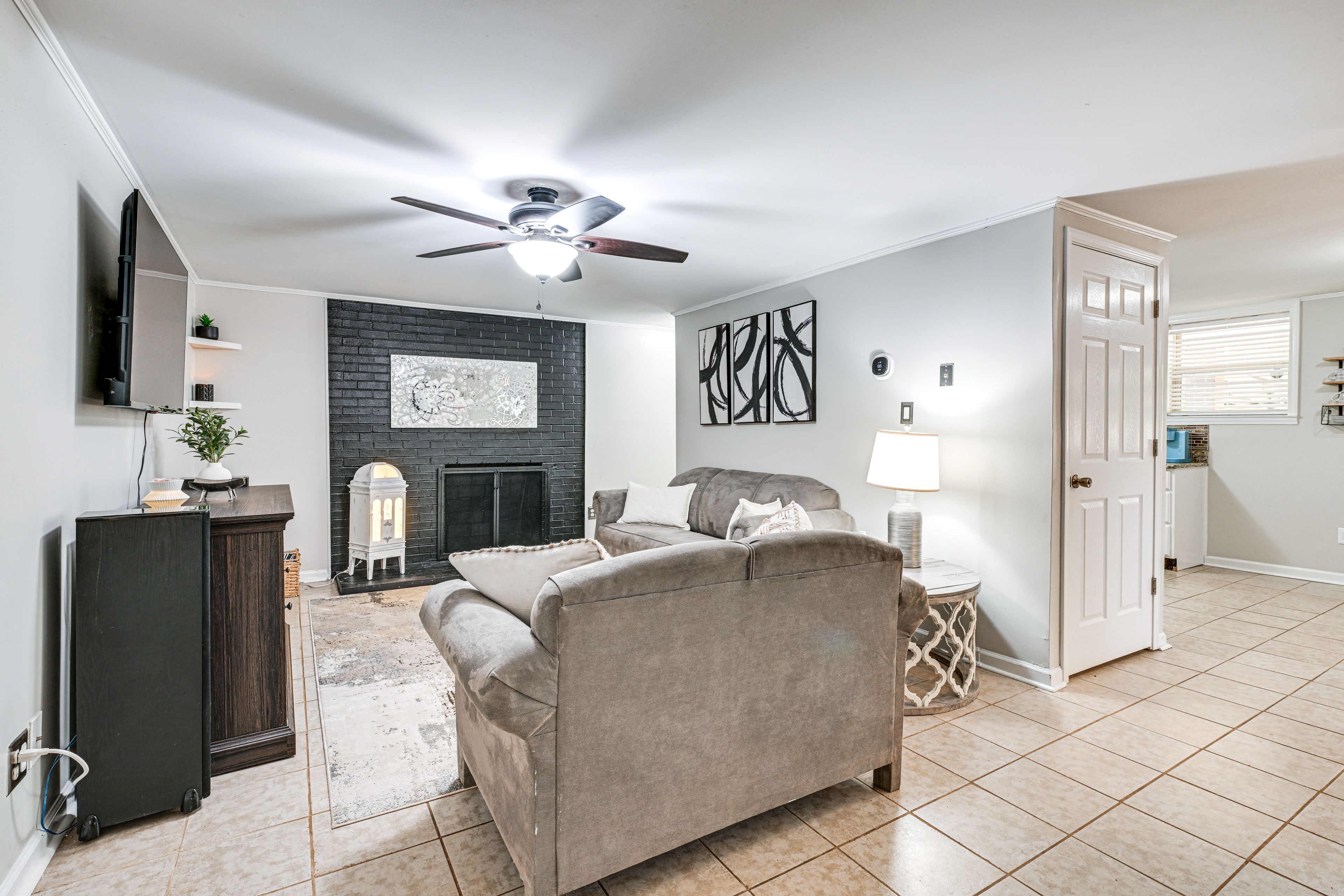 Living Room | Free WiFi | Central Heating & A/C | Smart TV