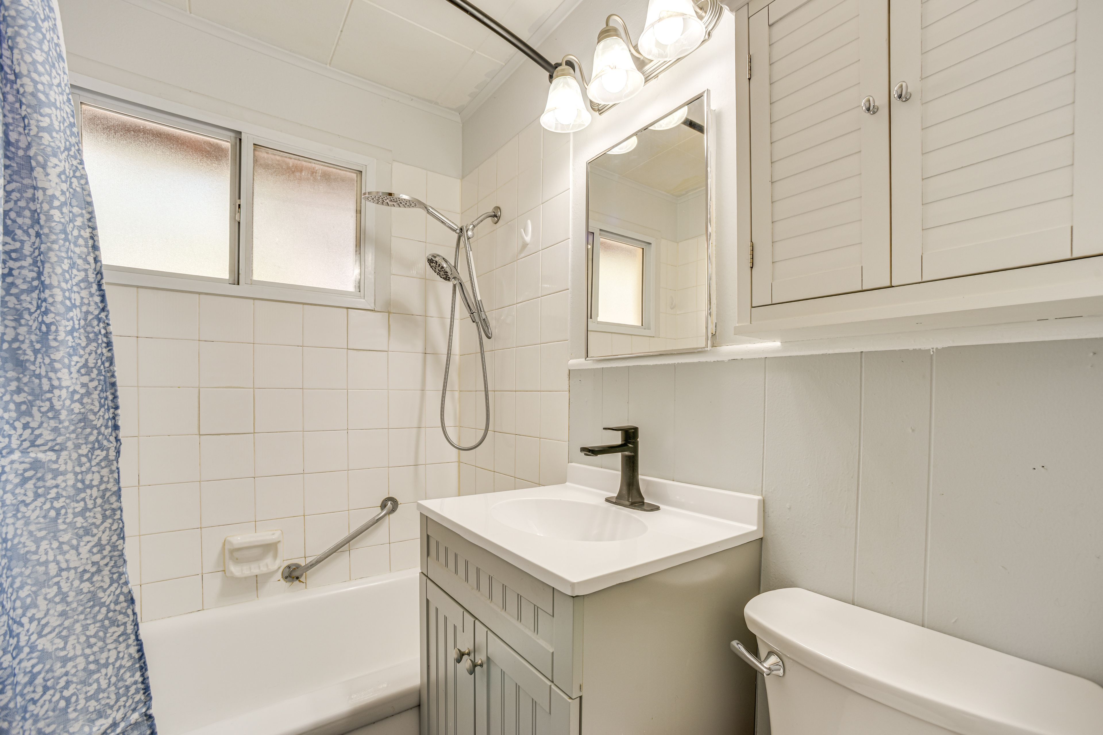 Full Bathroom | Towels Provided