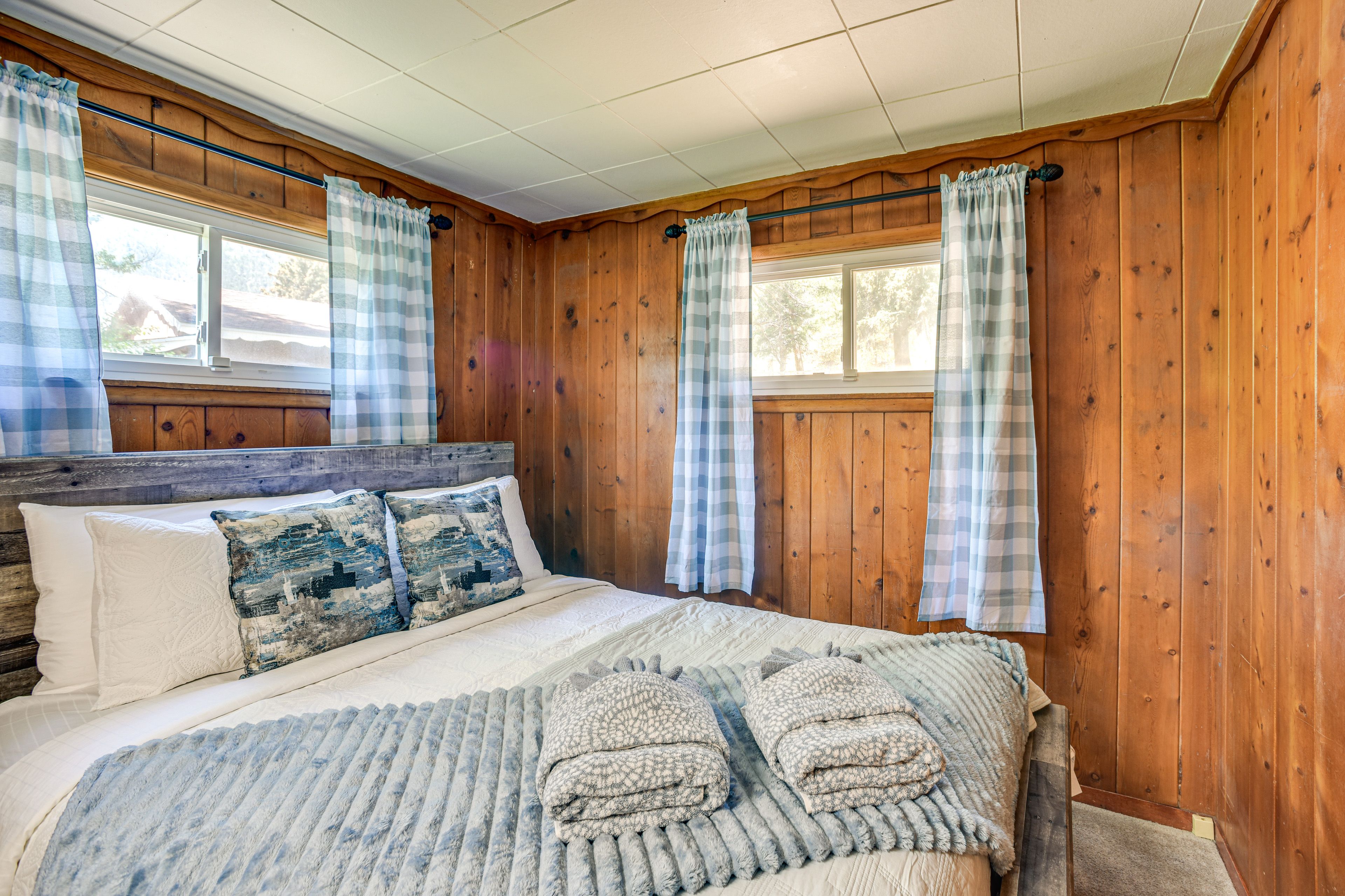 Bedroom 2 | Queen Bed