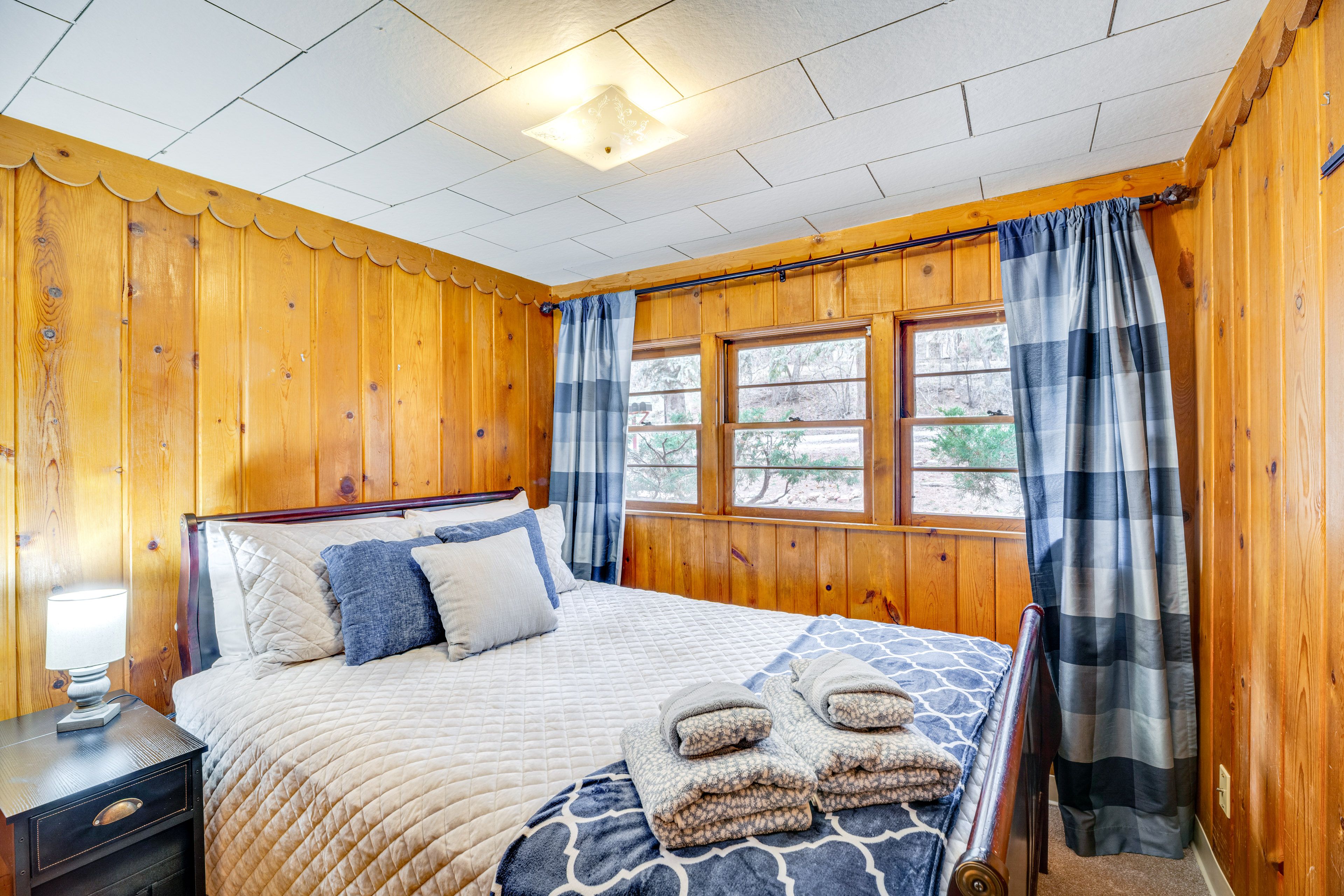 Bedroom | Queen Bed | Linens Provided