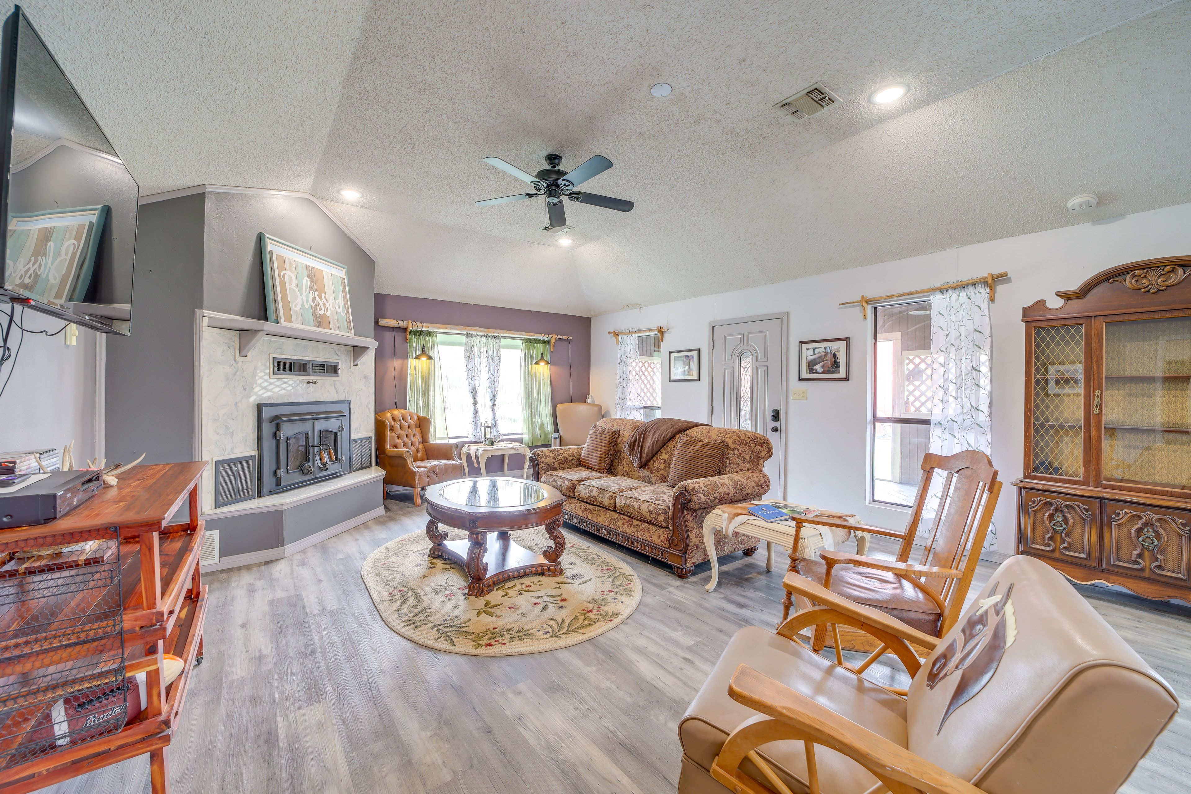 Living Room | Smart TV | Free WiFi | Central A/C | Wall-Mounted Heaters