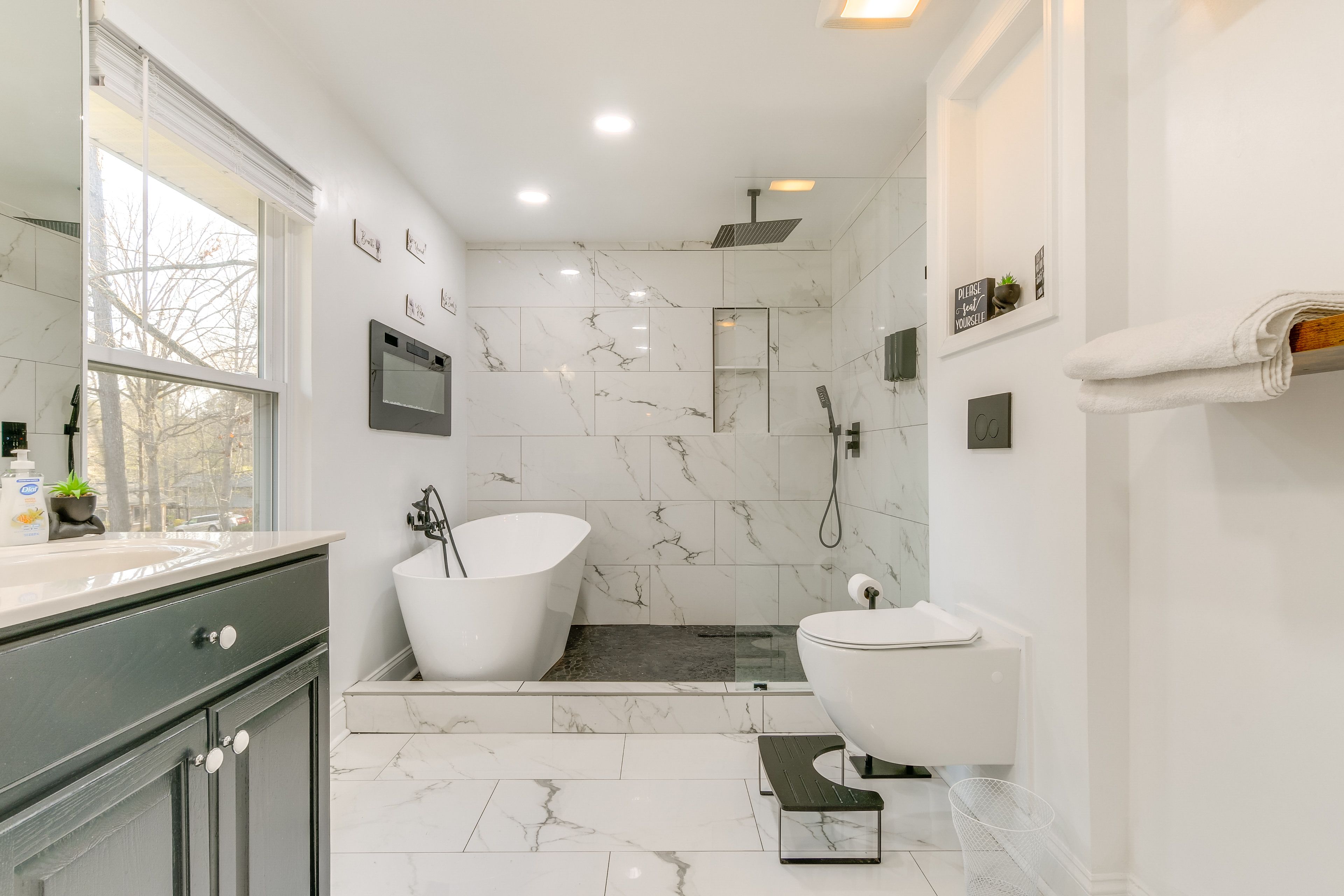 En-Suite Bathroom | Upper Level | Complimentary Toiletries