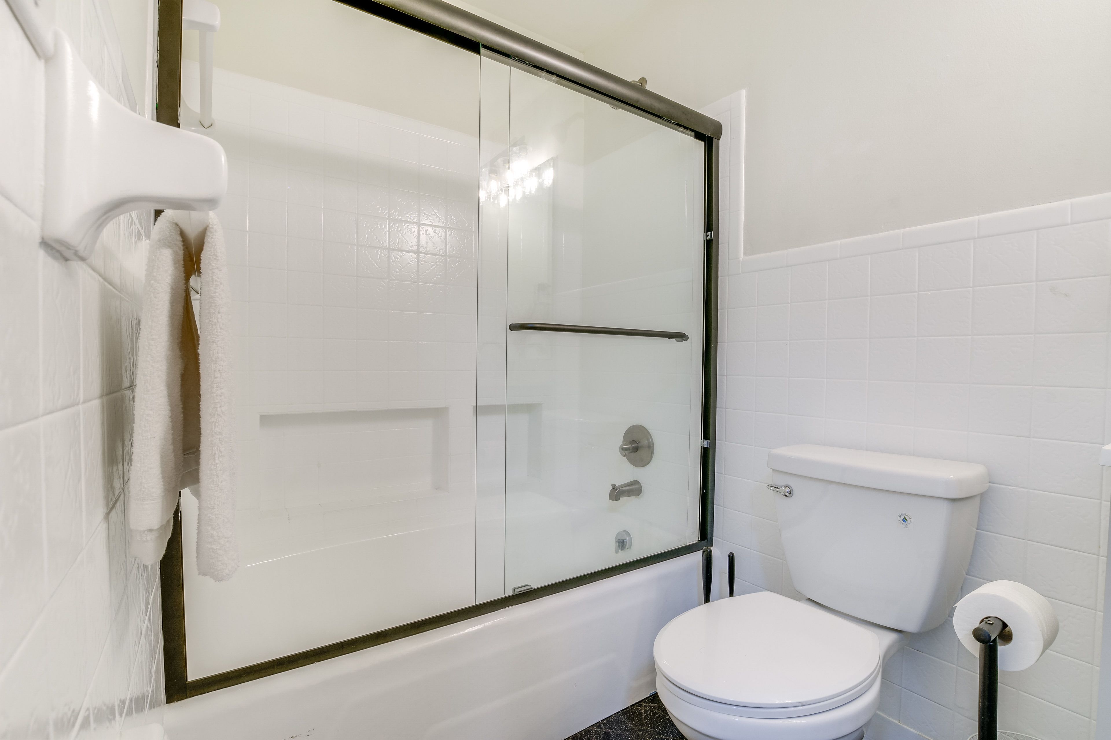 Full Bathroom | Upper Level | Towels Provided