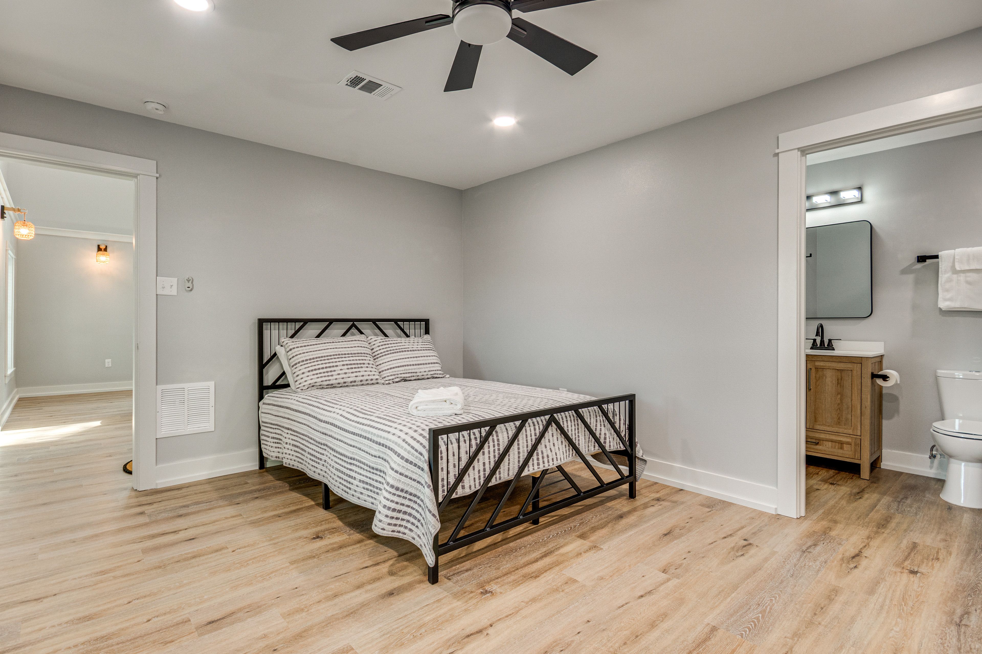 Bedroom 1 | Queen Bed | 1st Floor