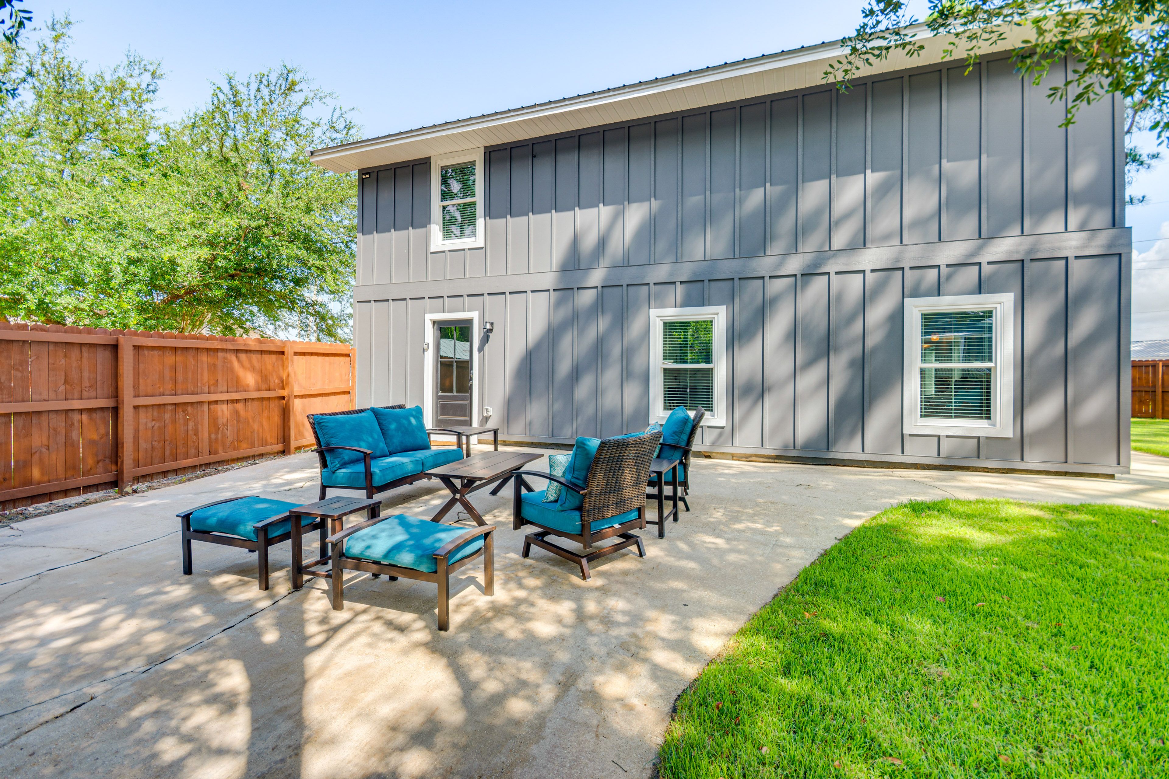 Patio w/ Seating