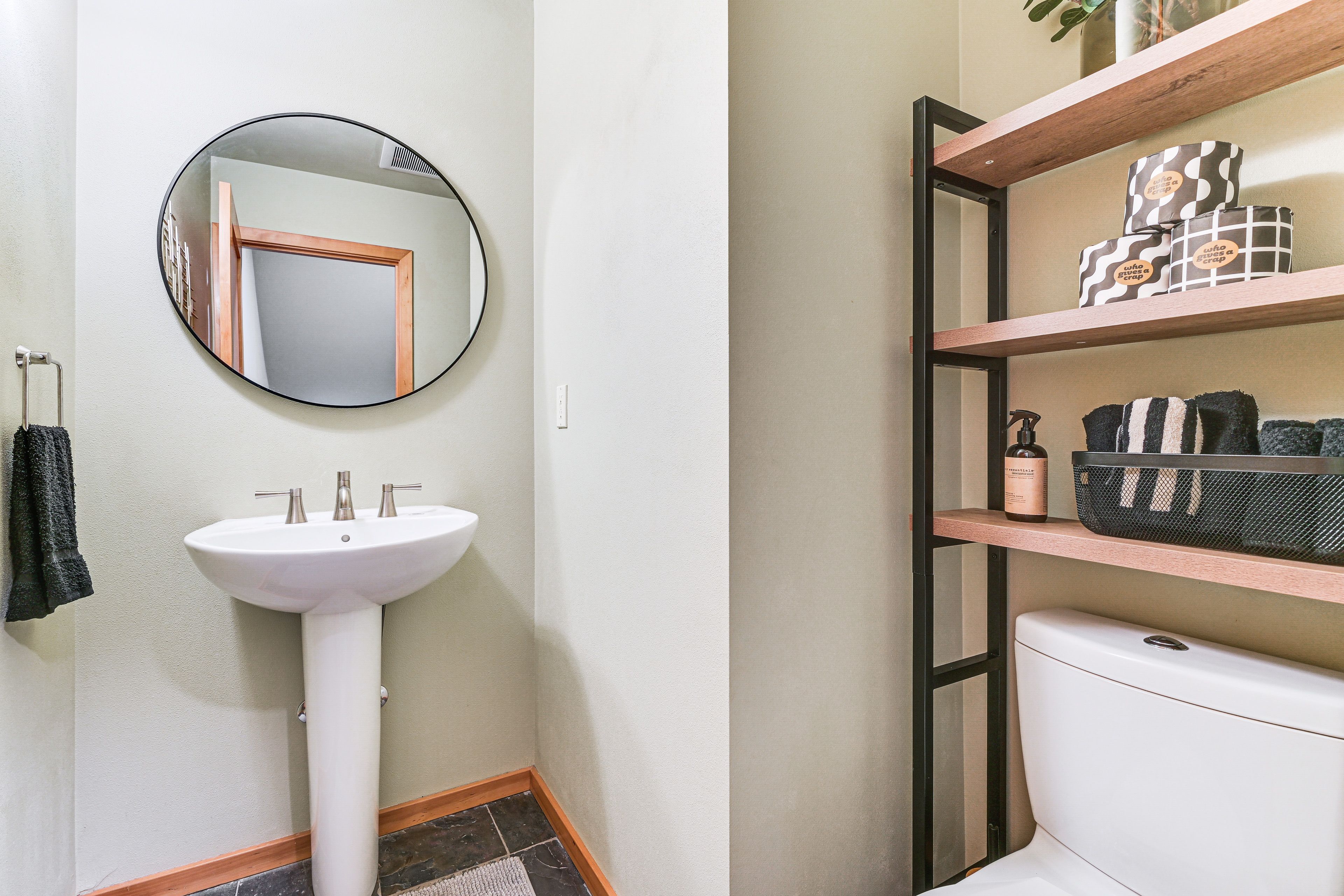 Half Bathroom | Middle Level