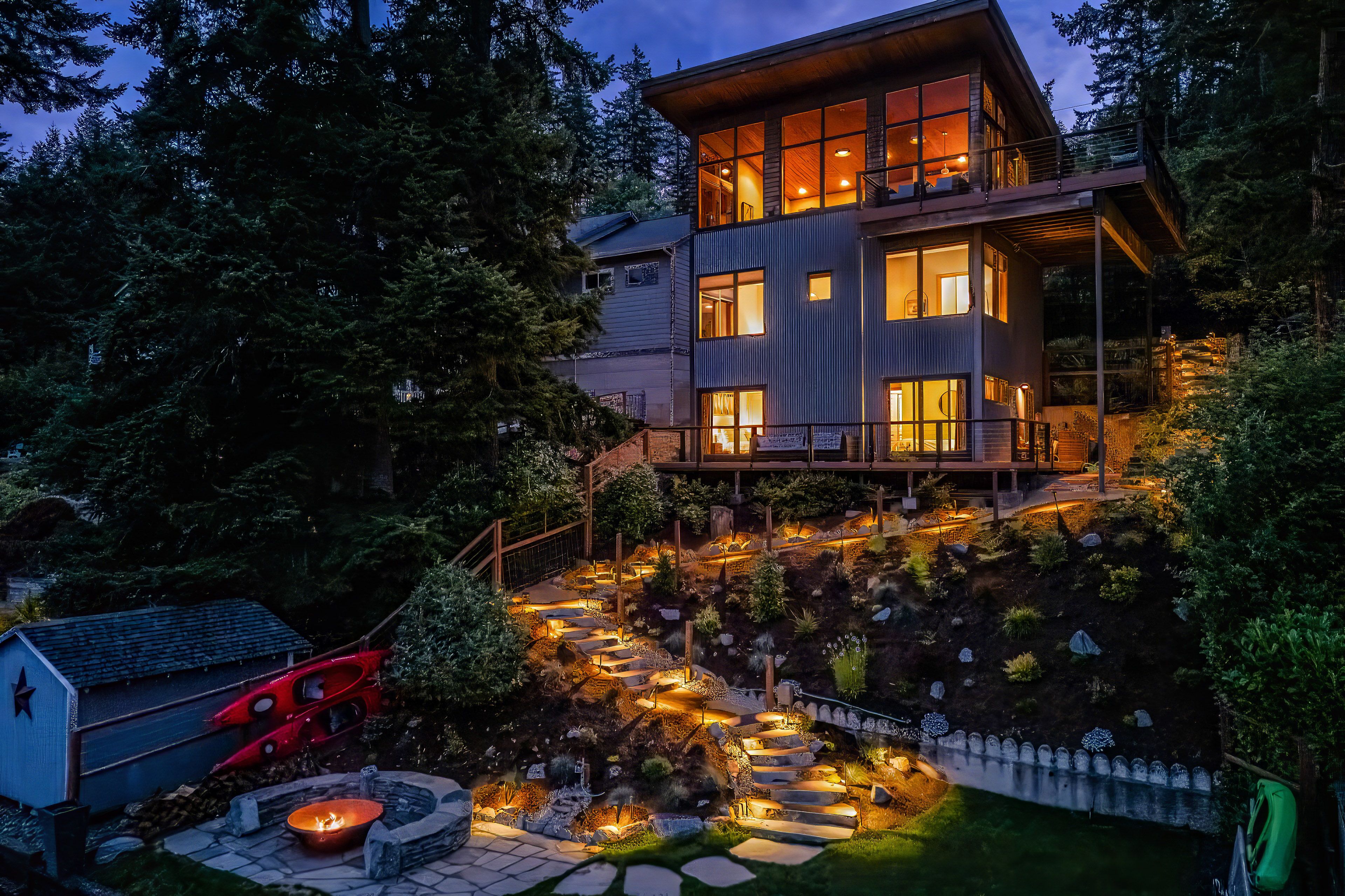 Backyard | Fire Pit | 4 Kayaks & 1 Paddleboard