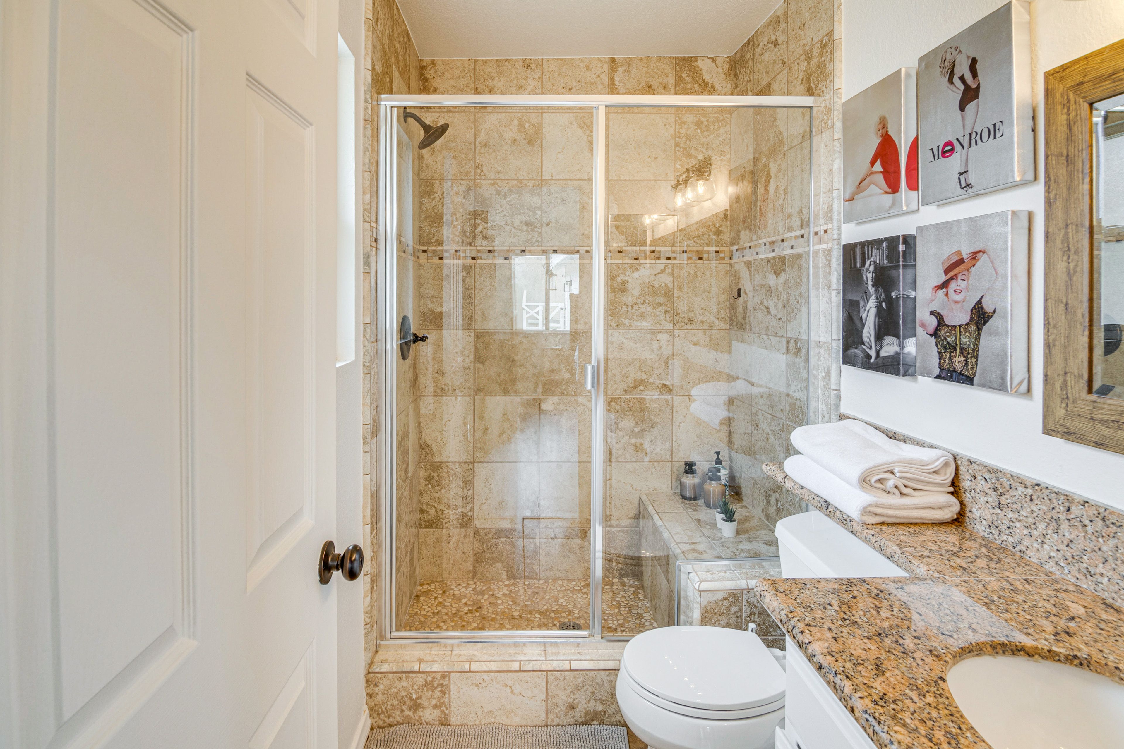 Full Bathroom | Towels Provided