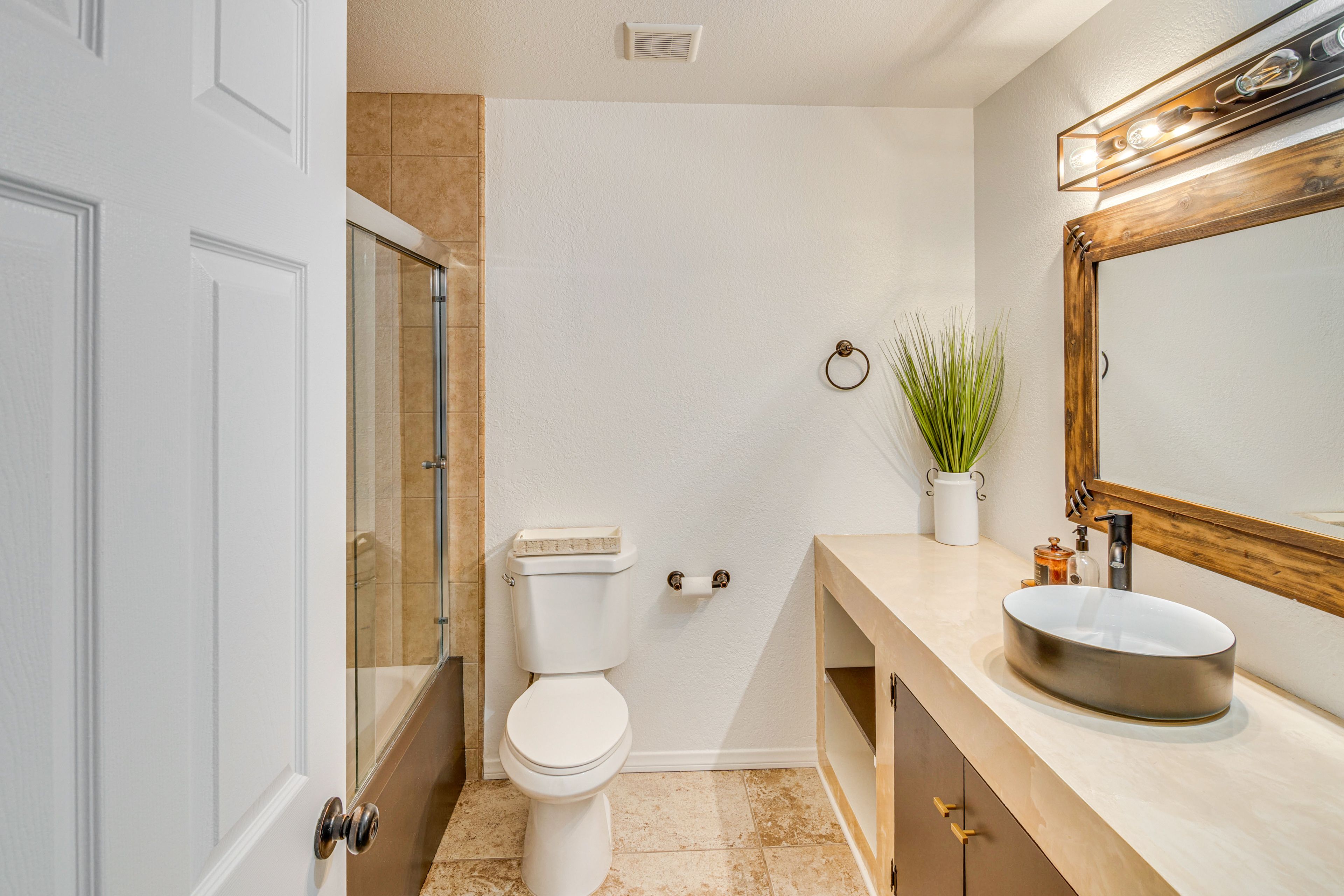 Full Bathroom | Towels Provided