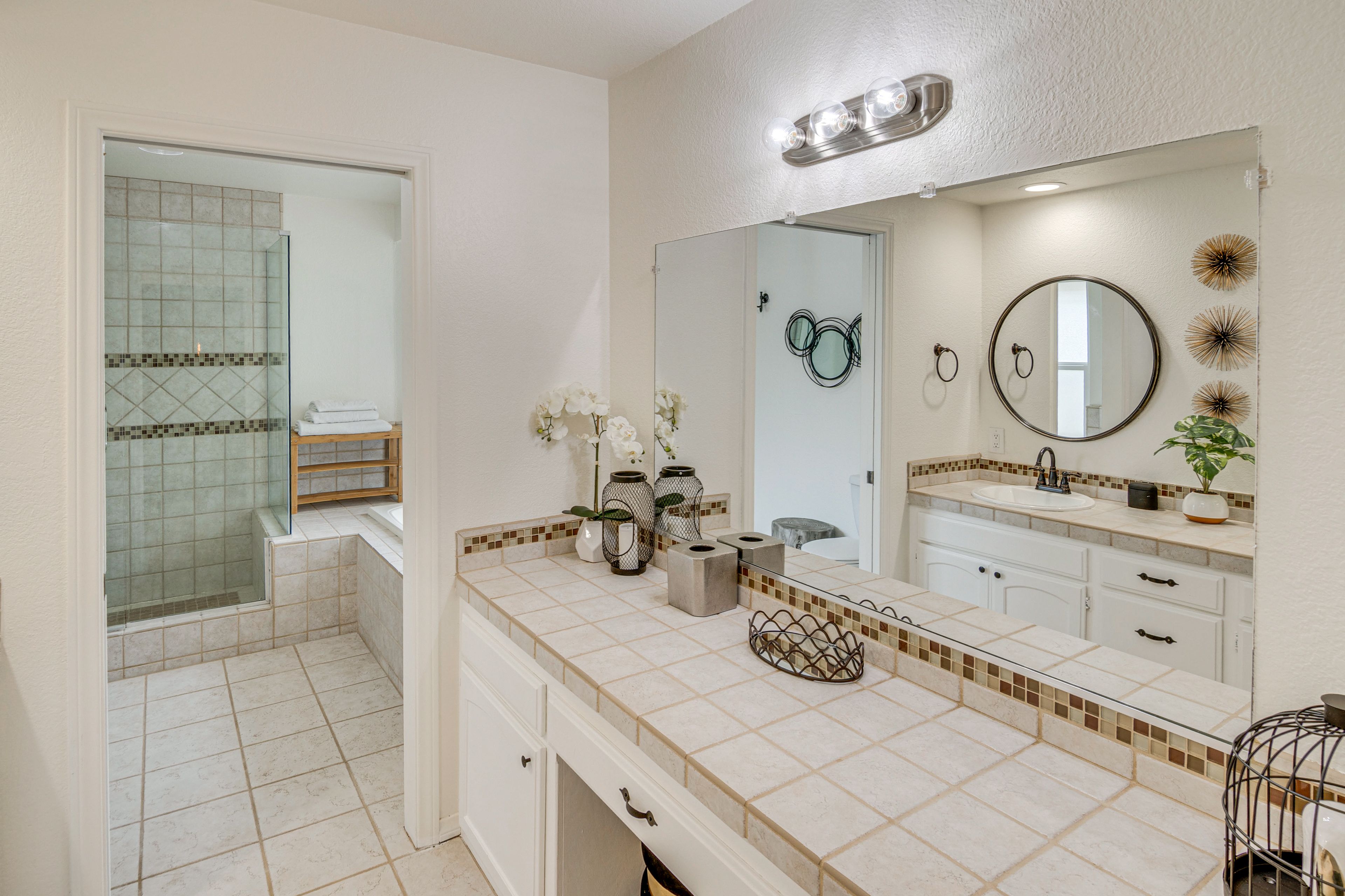 Full Bathroom | Towels Provided