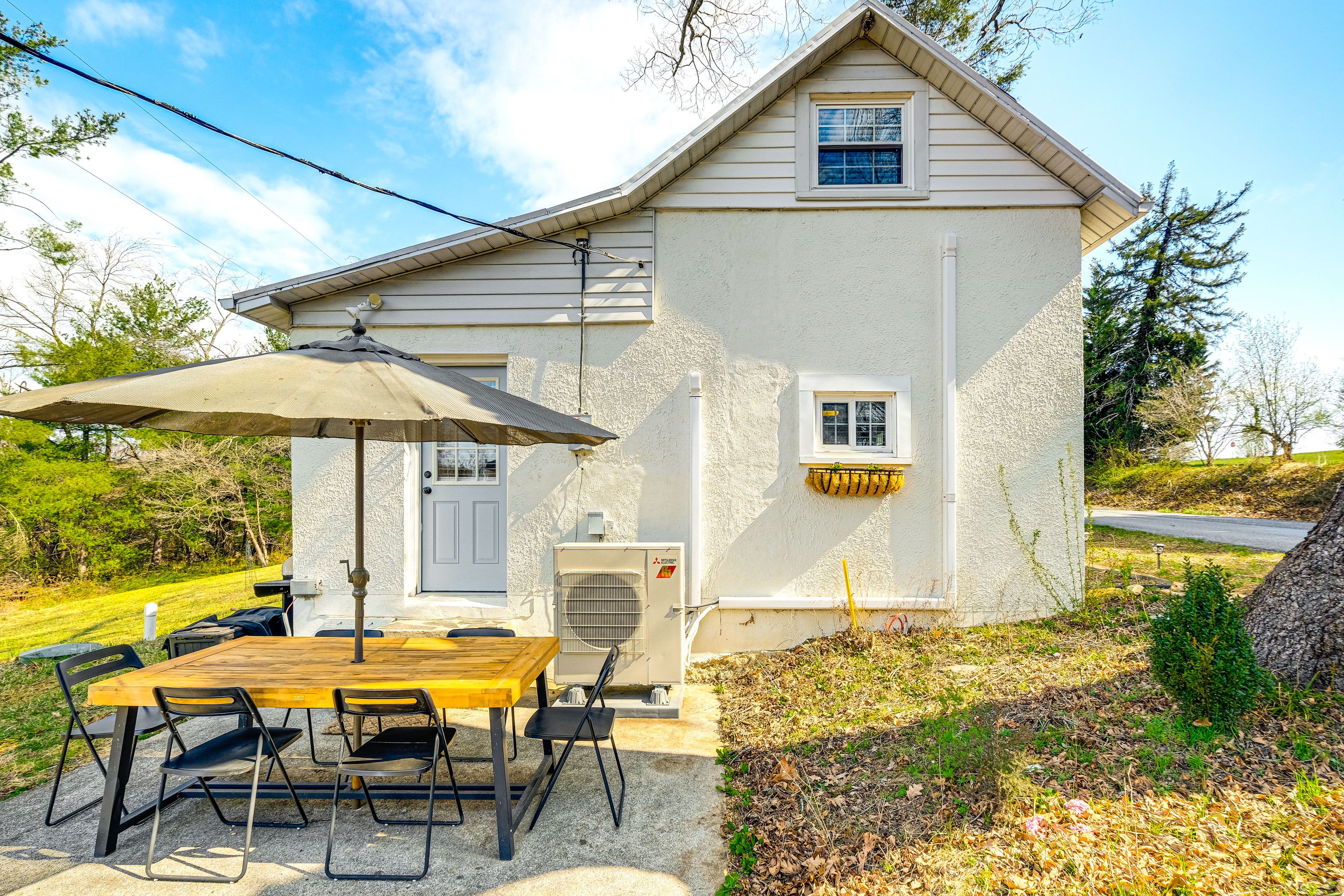 Property Exterior | 2-Story Studio | Private Patio | Outdoor Dining
