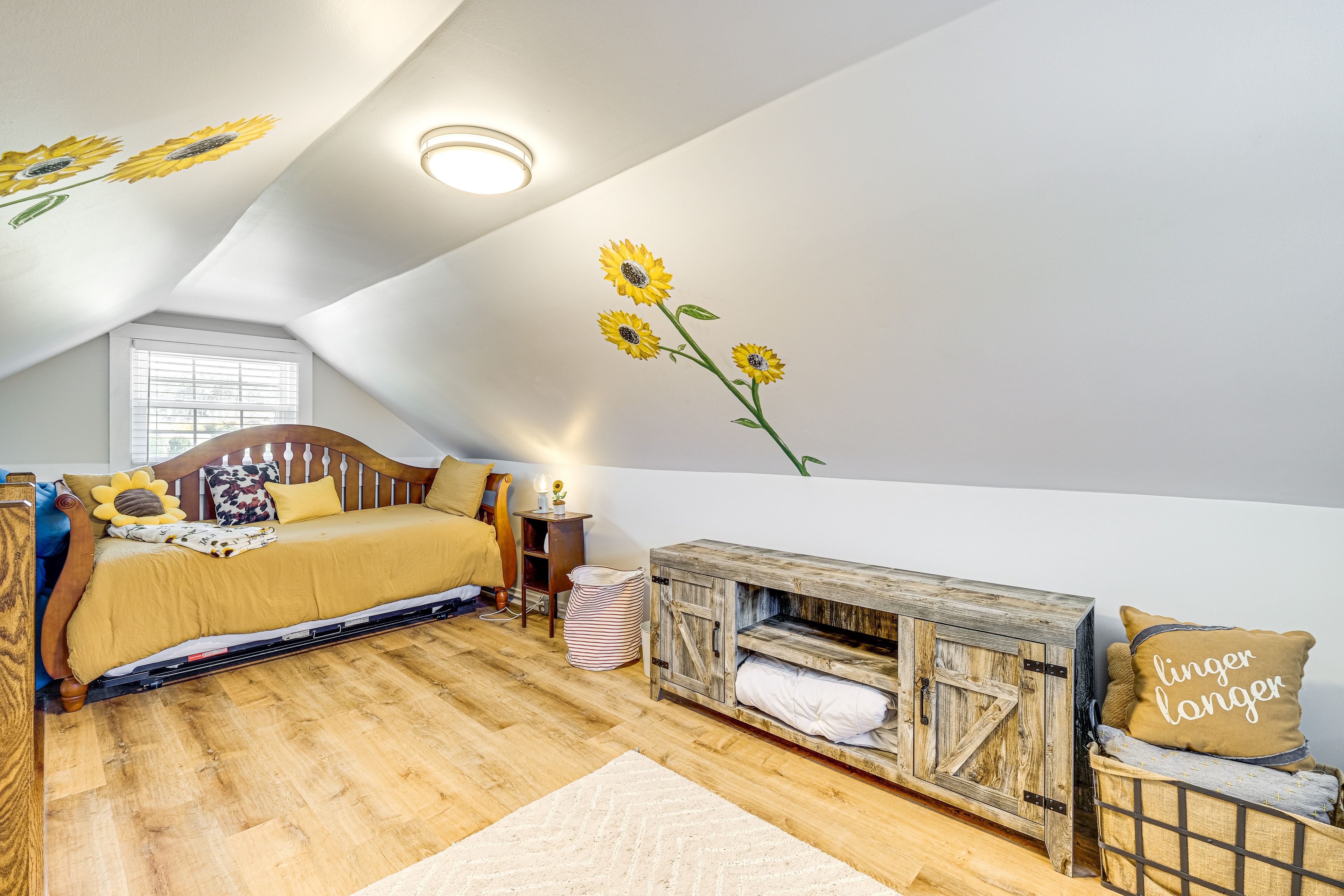 Studio | Loft | 2nd Floor | Twin Daybed w/ Twin Trundle Bed (Converts to King)