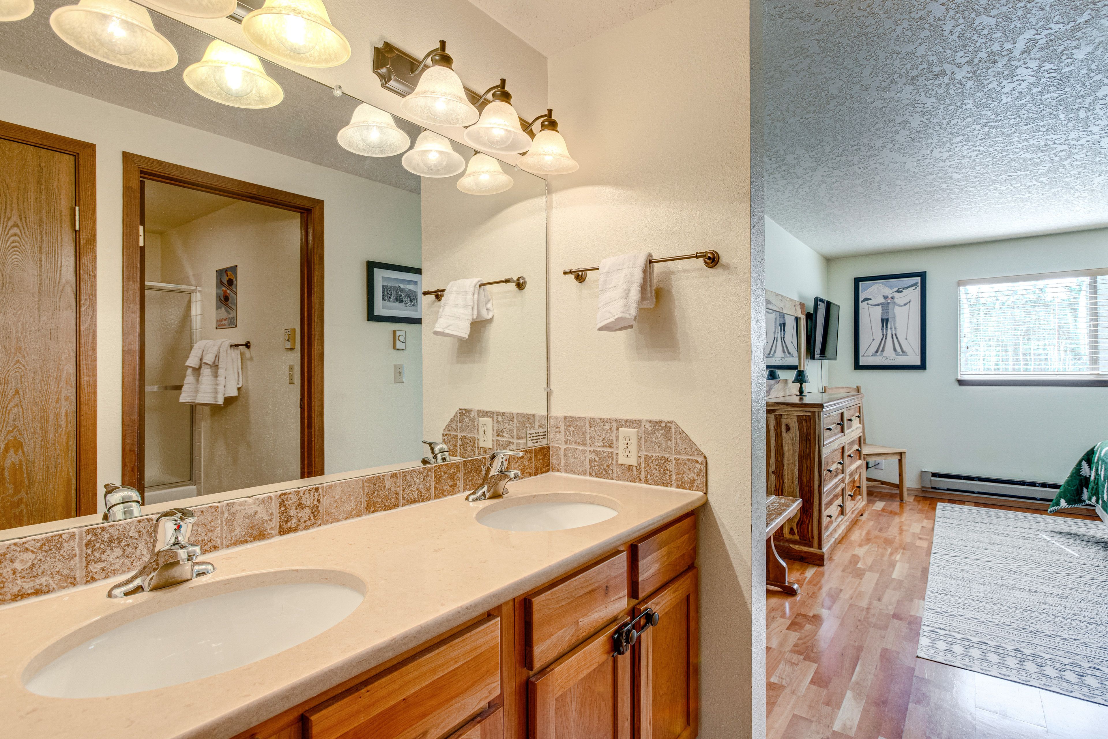 Full Bathroom | Towels Provided