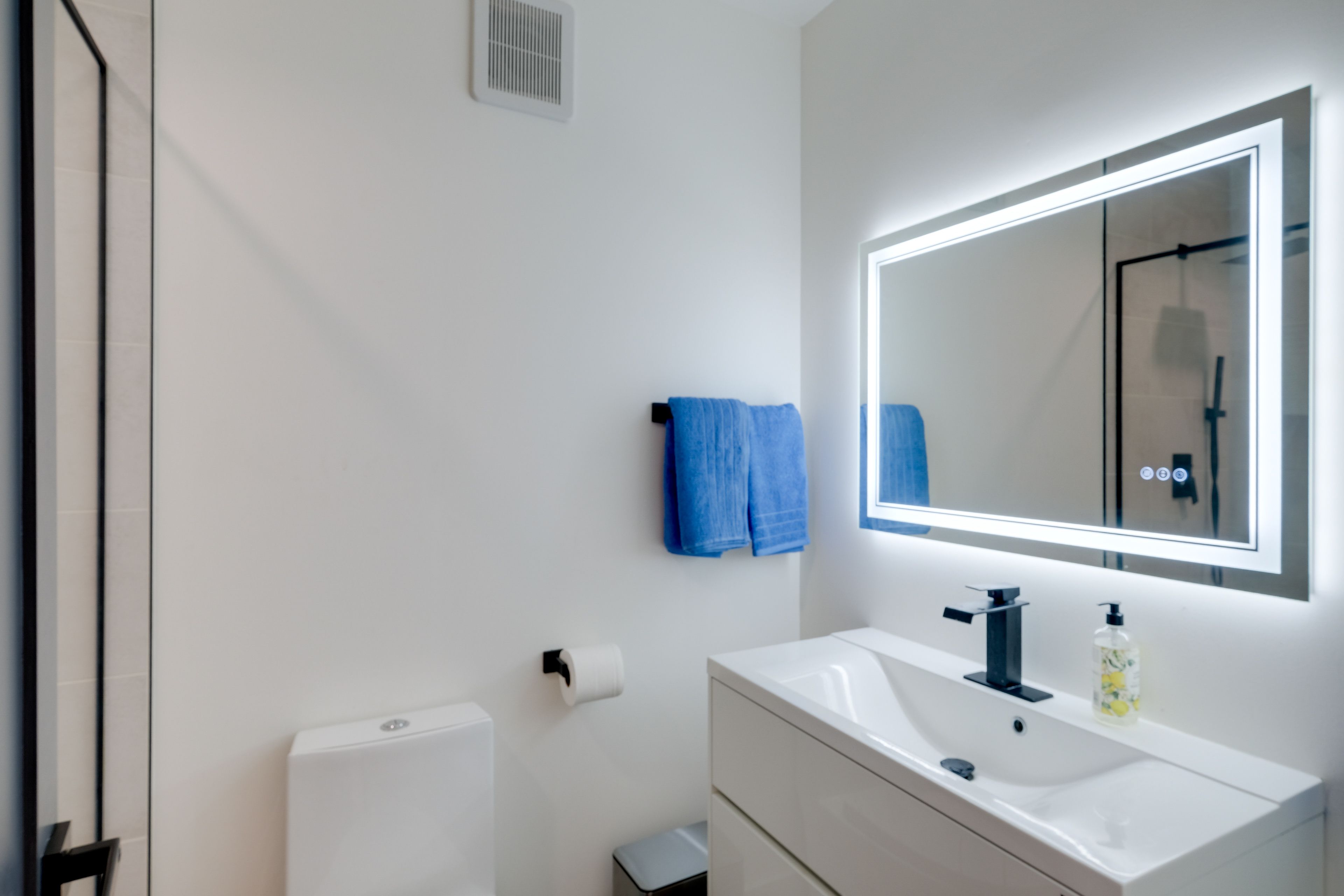 Full Bathroom | Towels Provided