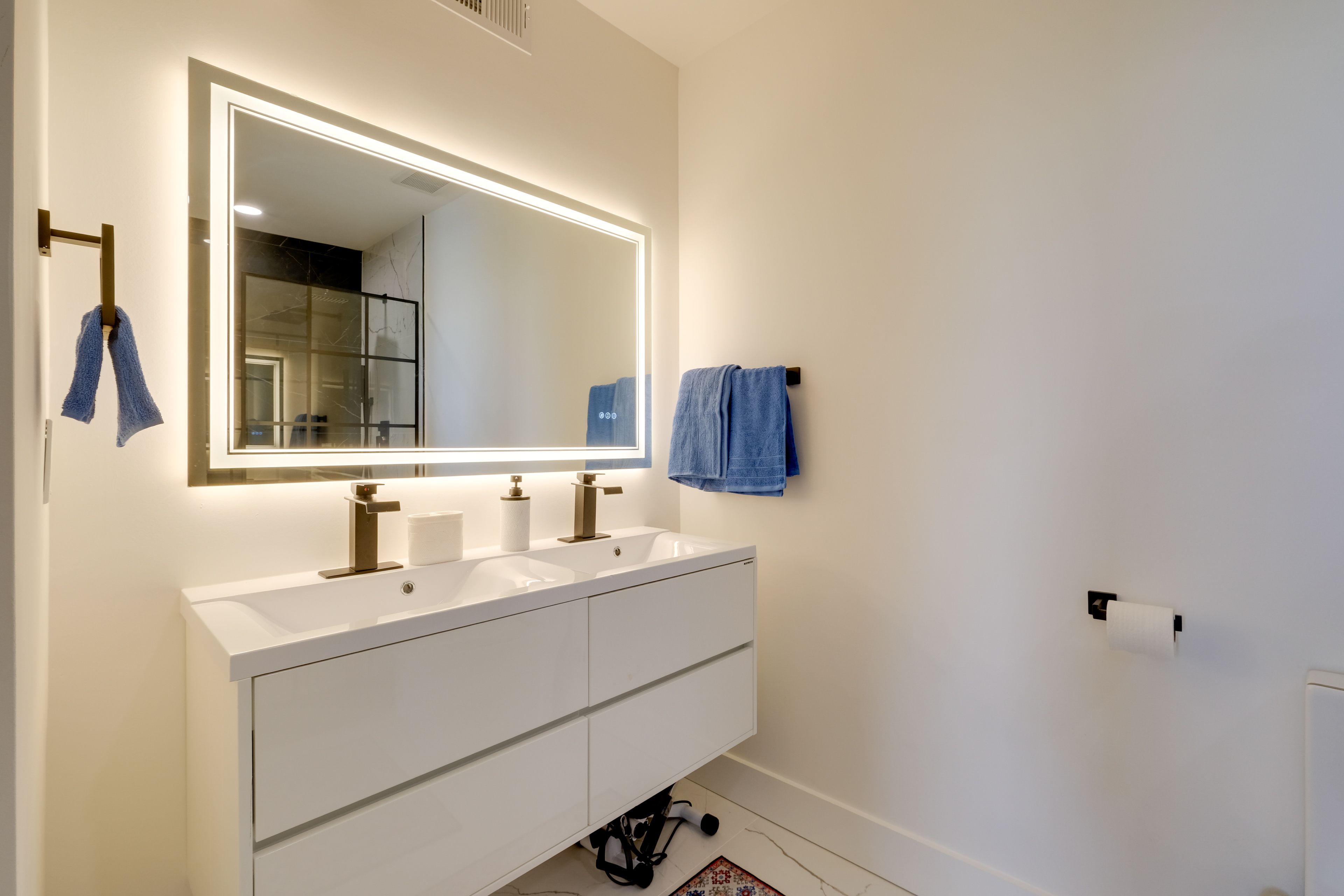 Full Bathroom | Towels Provided