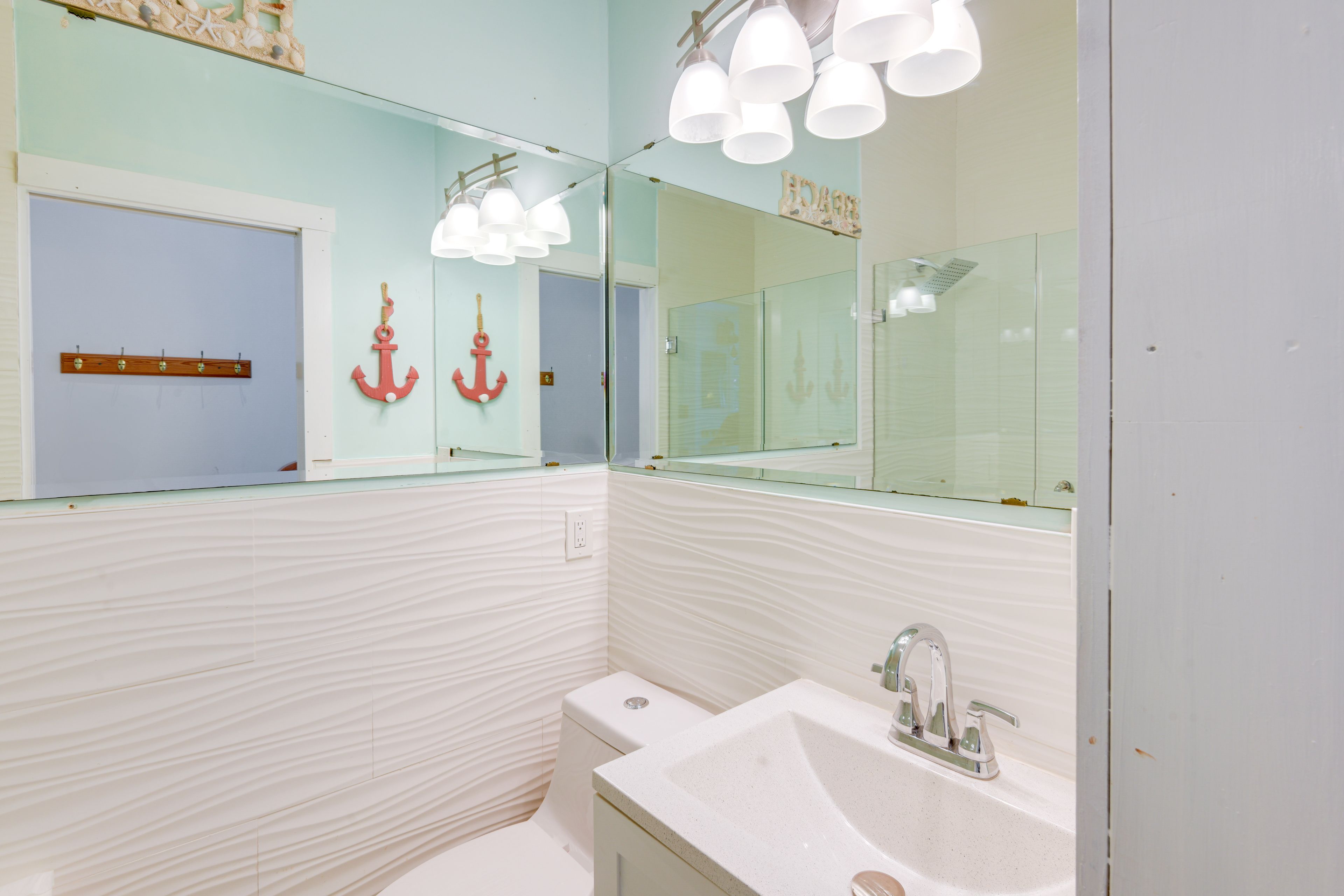 Full Bathroom | 1st Floor | Towels Provided | Hair Dryer