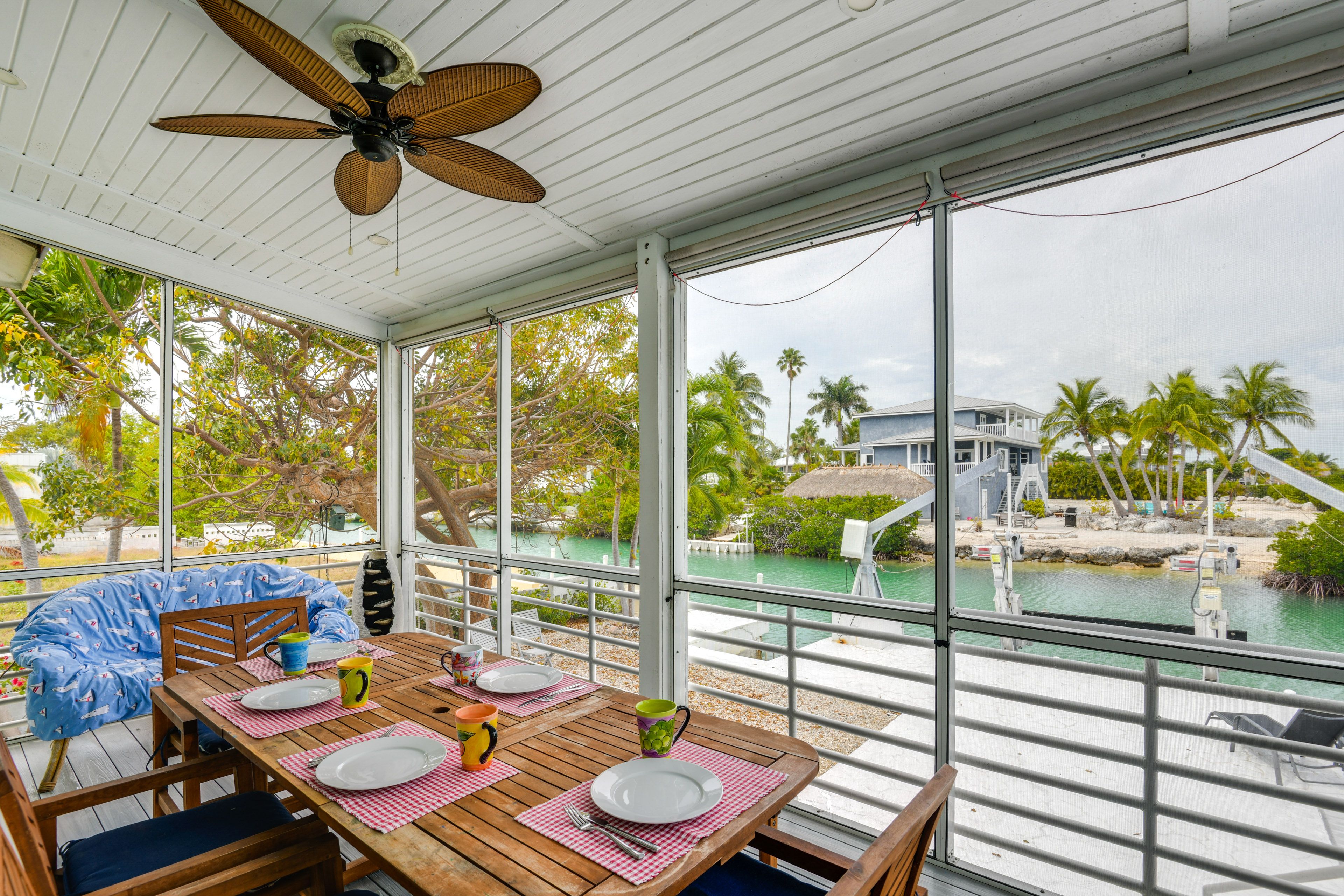 Screened-In Porch | Outdoor Dining Space