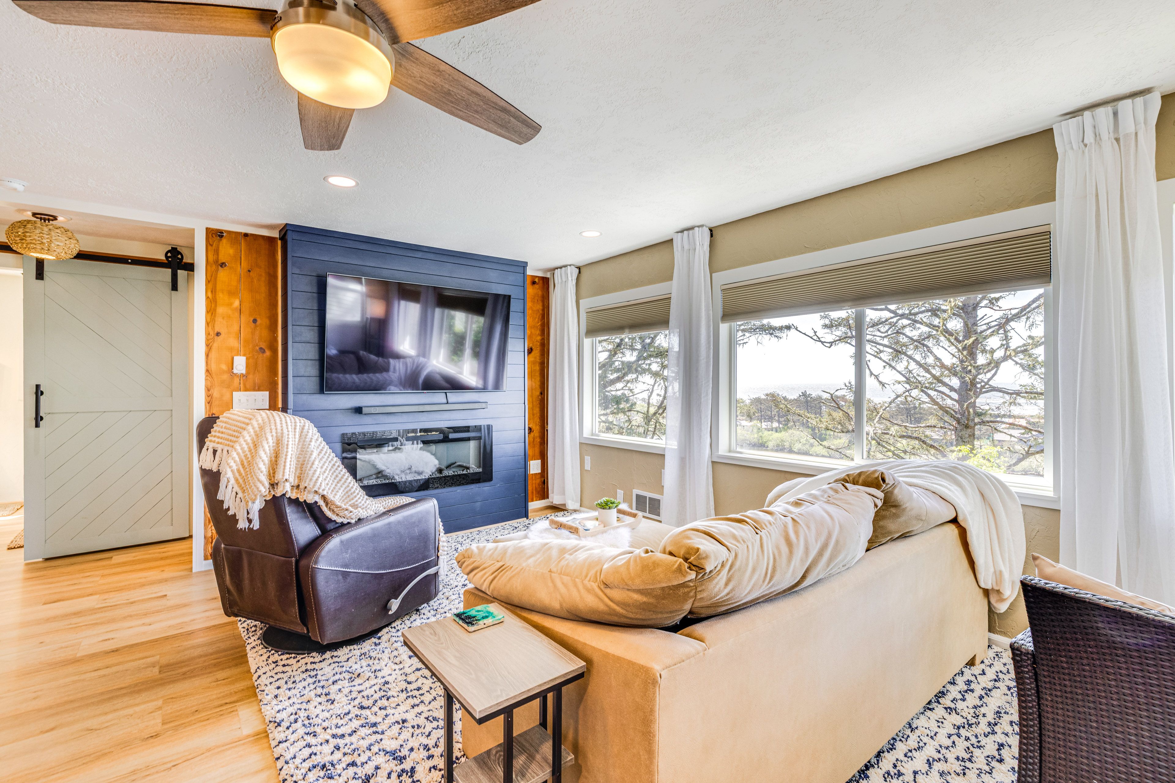 Living Room | Sleeper Sofa | Free WiFi