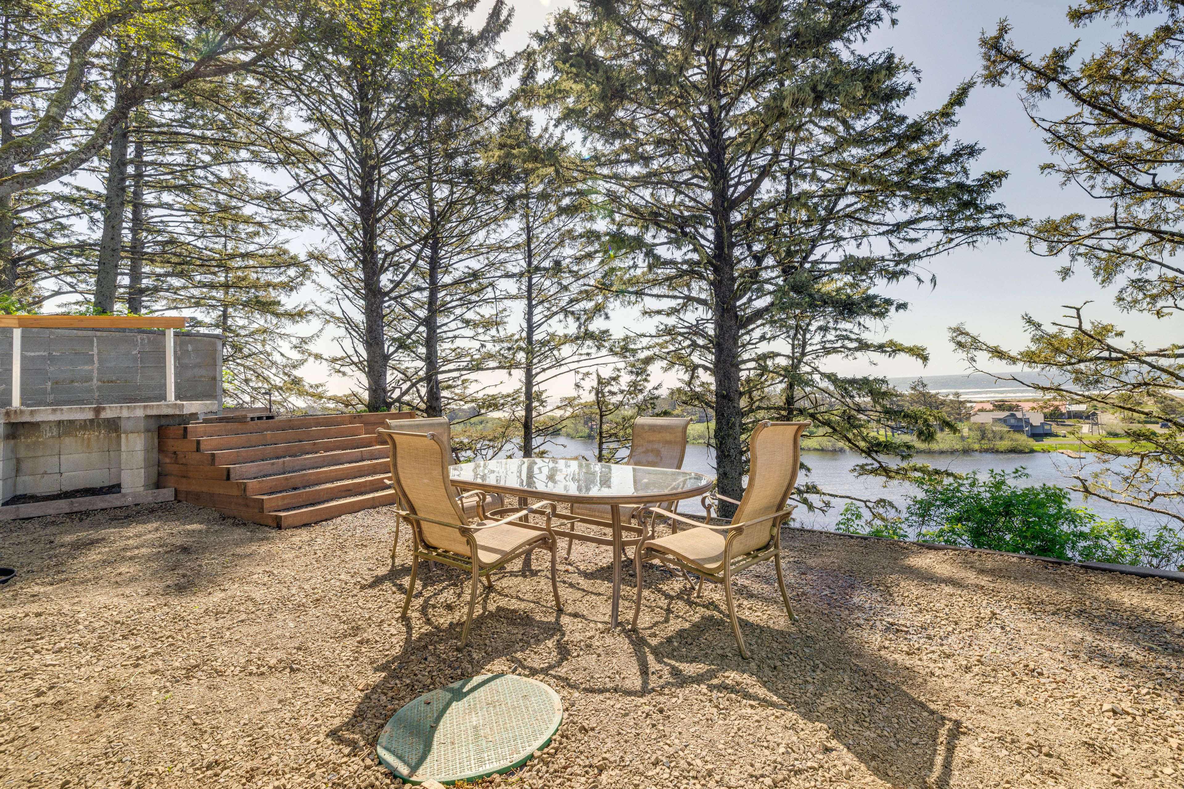 Cloverdale Vacation Rental | 2BR | 1BA | Steps to Enter |  804 Sq Ft