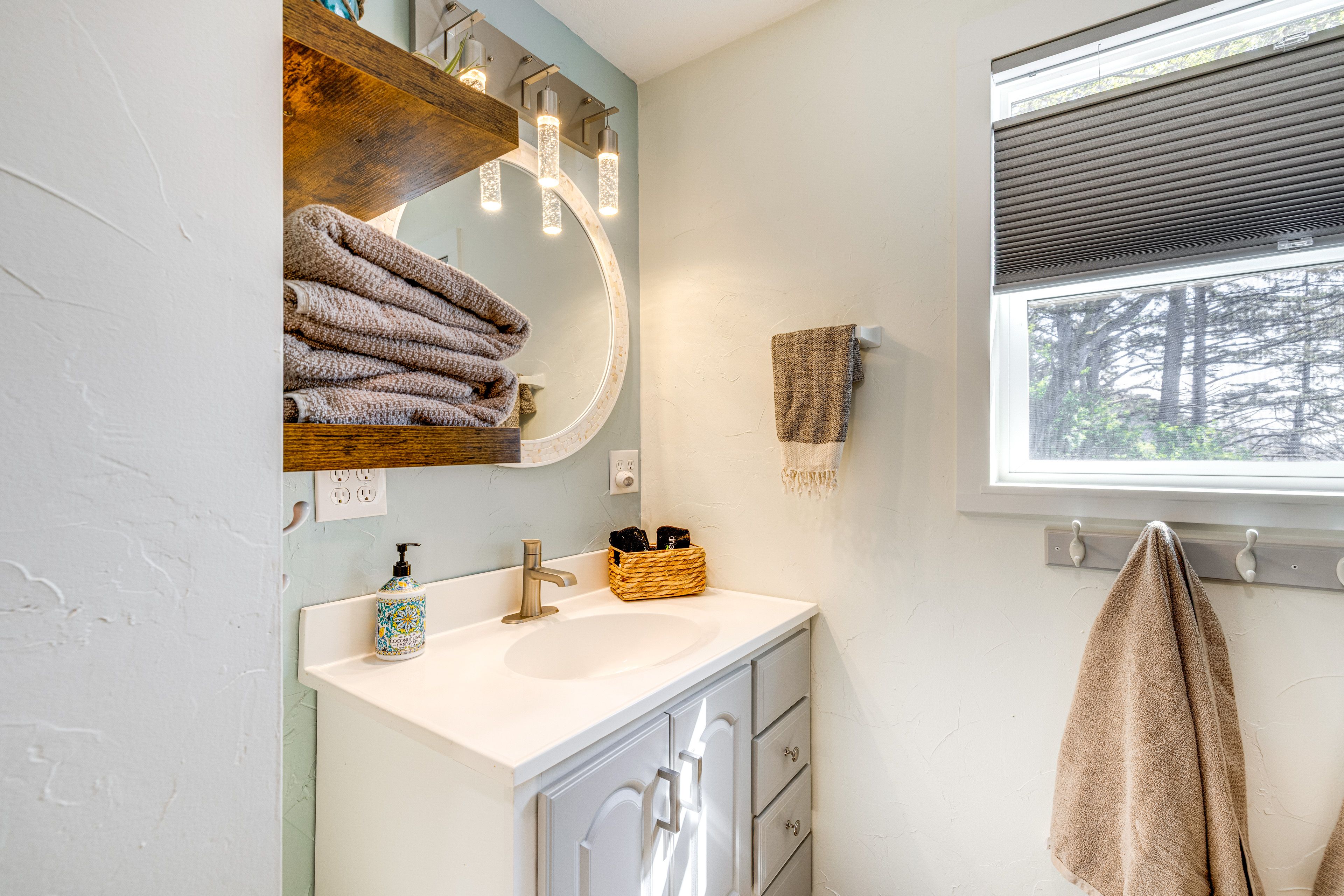 Full Bathroom | Towels Provided