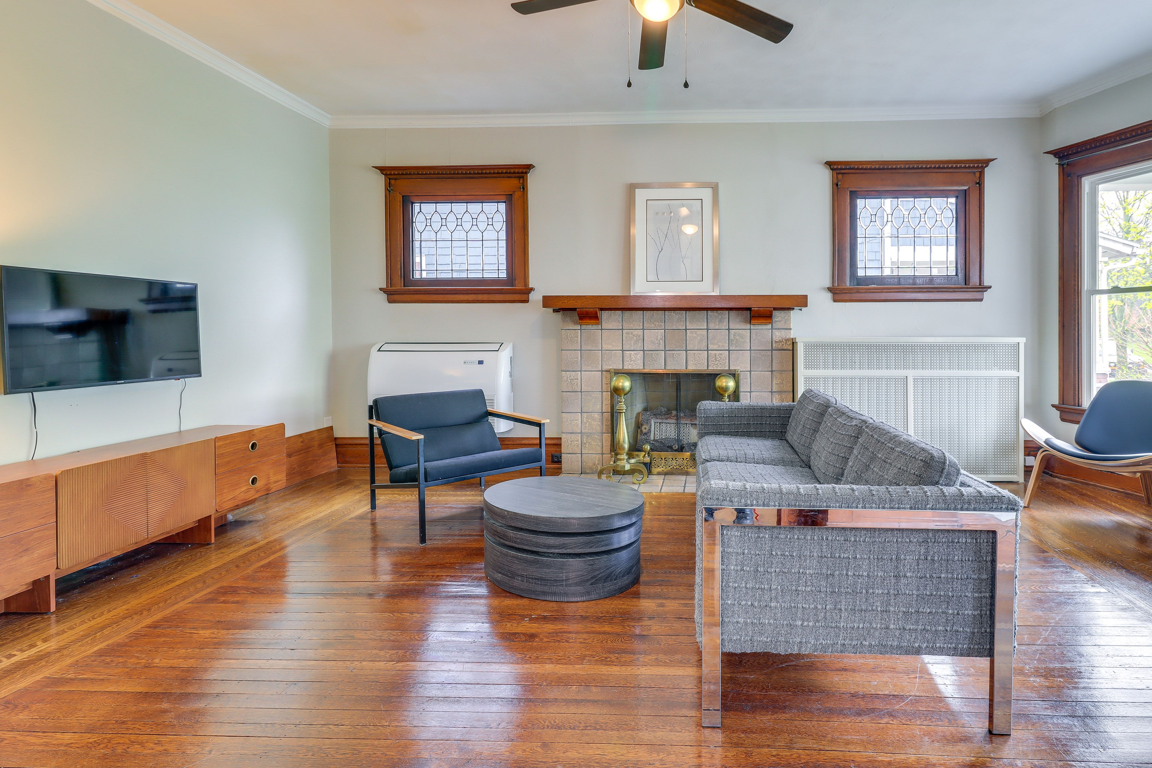Living Room | Smart TV  | Free WiFi | Central A/C & Heating