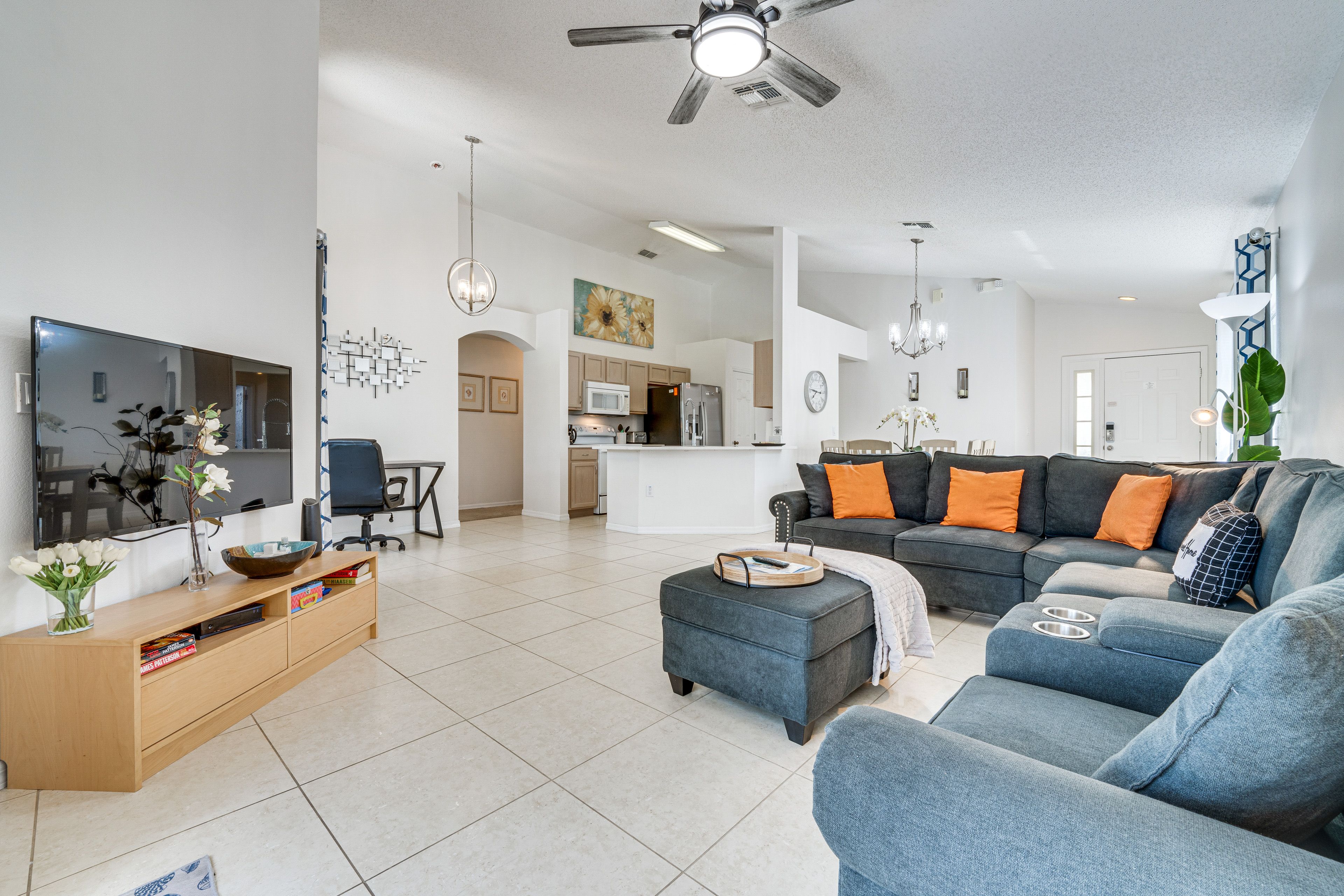 Living Room | Free WiFi | Central Heating & A/C | Smart TV