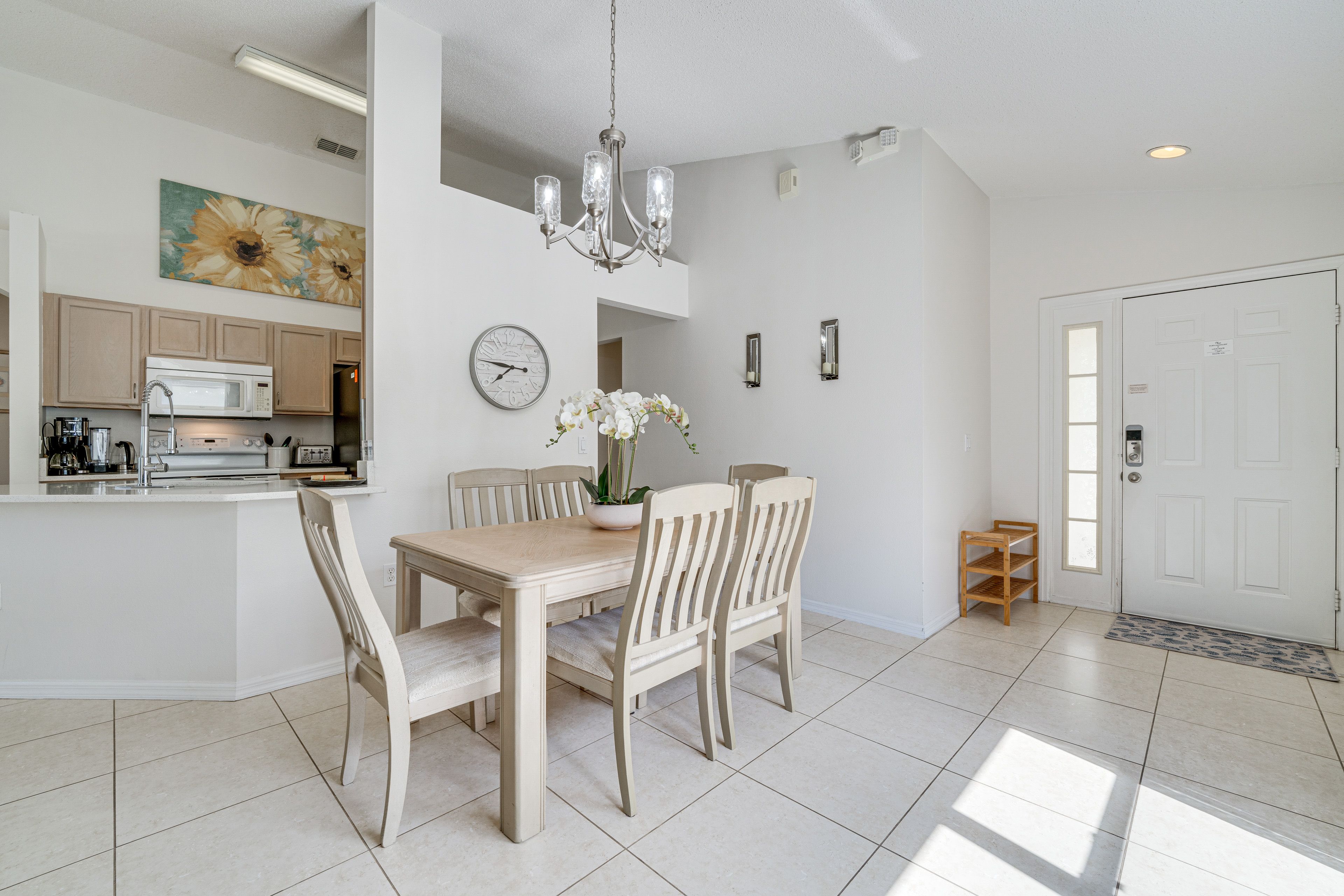 Dining Area | Dishware/Flatware Provided